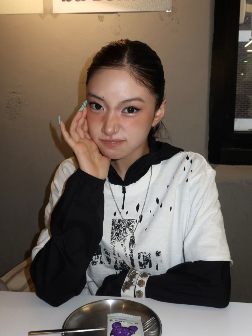 ROARINGRAD Cross Damage Slub T-Shirt White 착용 스타일