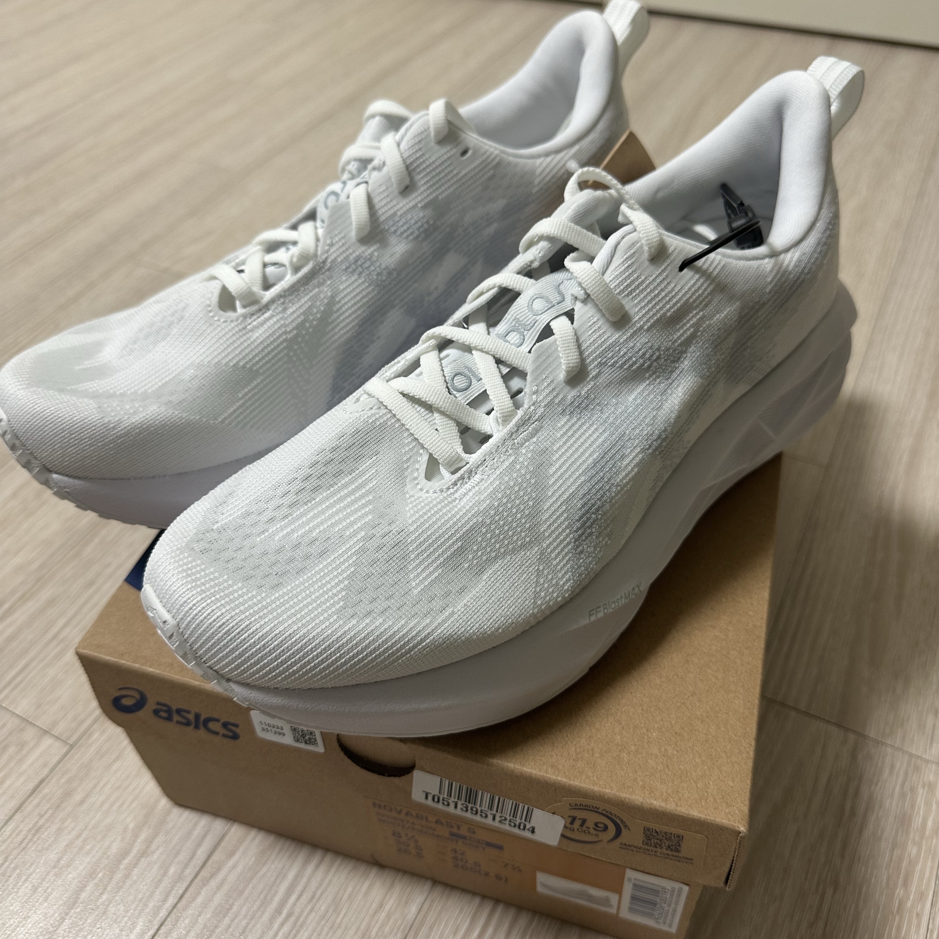 Asics Novablast 5 White Piedmont Grey 착용 스타일 - 2