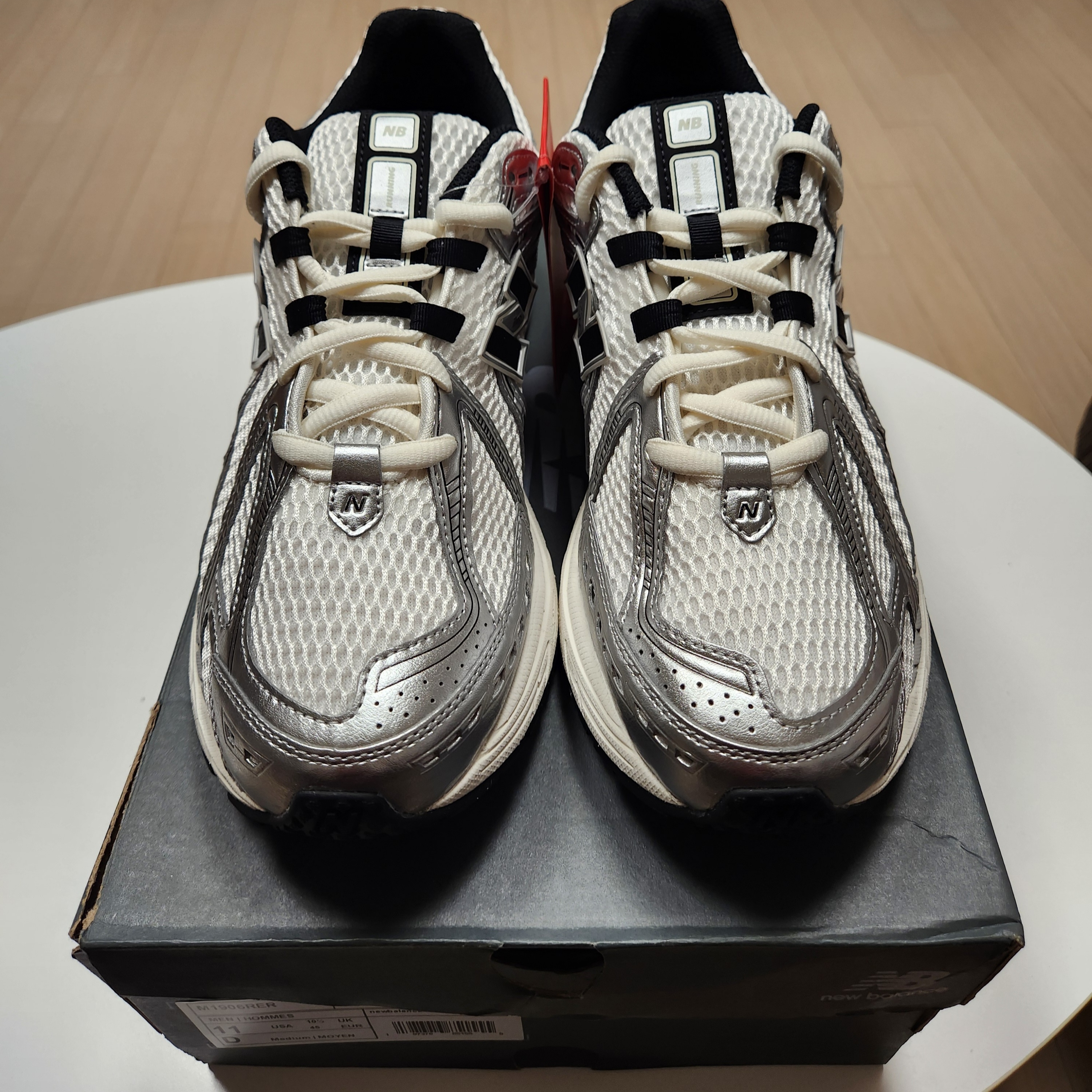New Balance 1906R Silver Metallic Black 착용 스타일 - 3