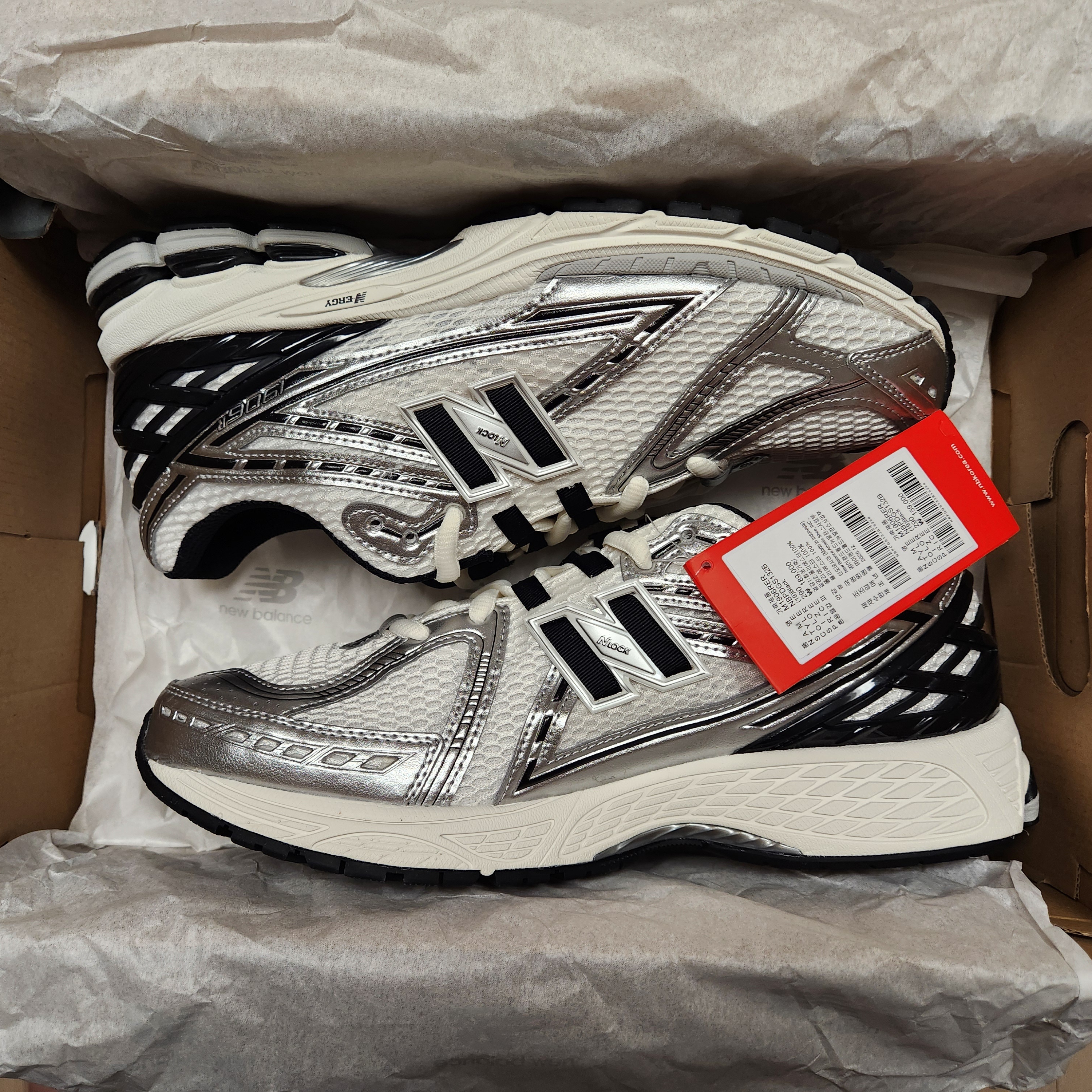 New Balance 1906R Silver Metallic Black 착용 스타일 - 1