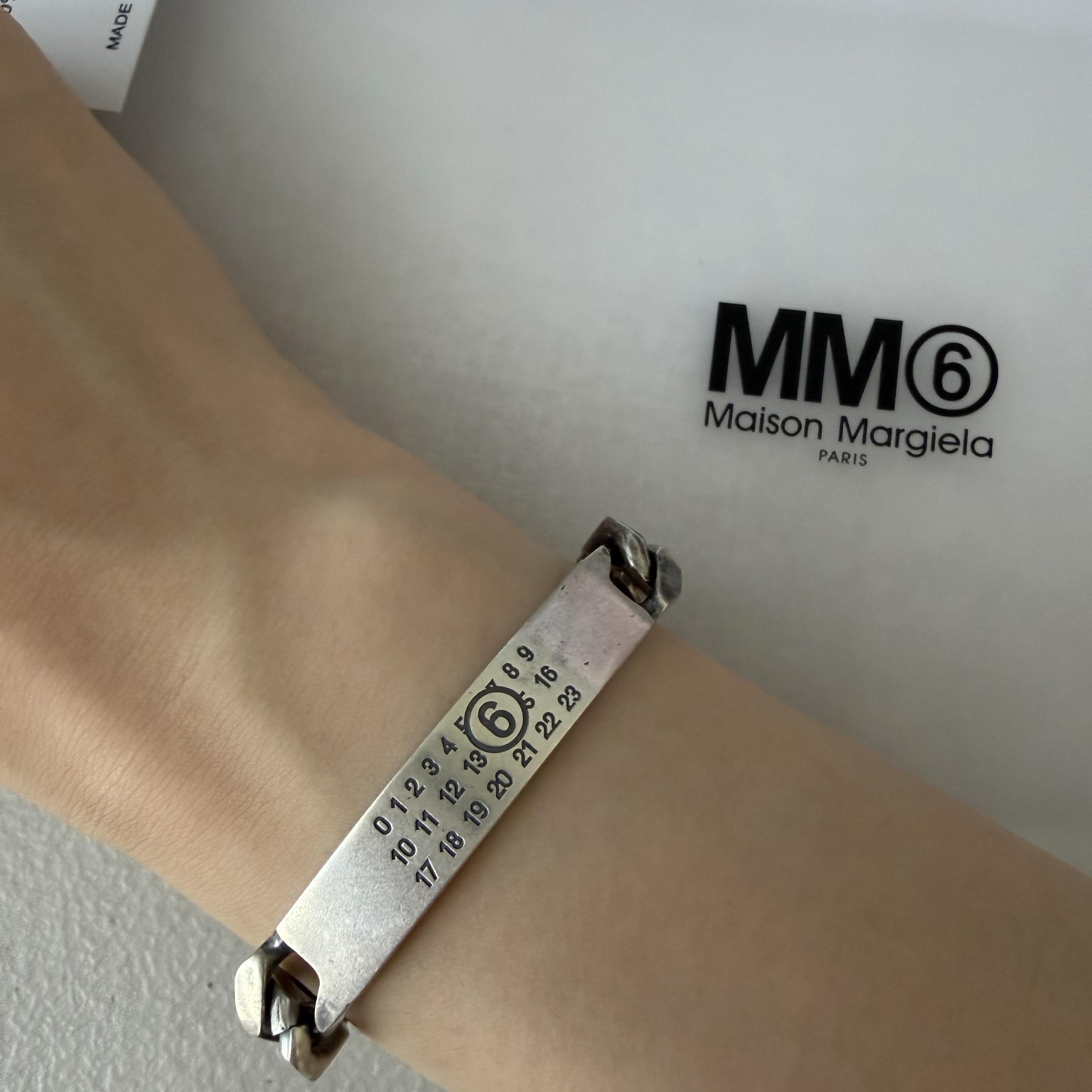 (W) MM6 Maison Margiela Classic Chain Bracelet Grey 착용 스타일 - 1
