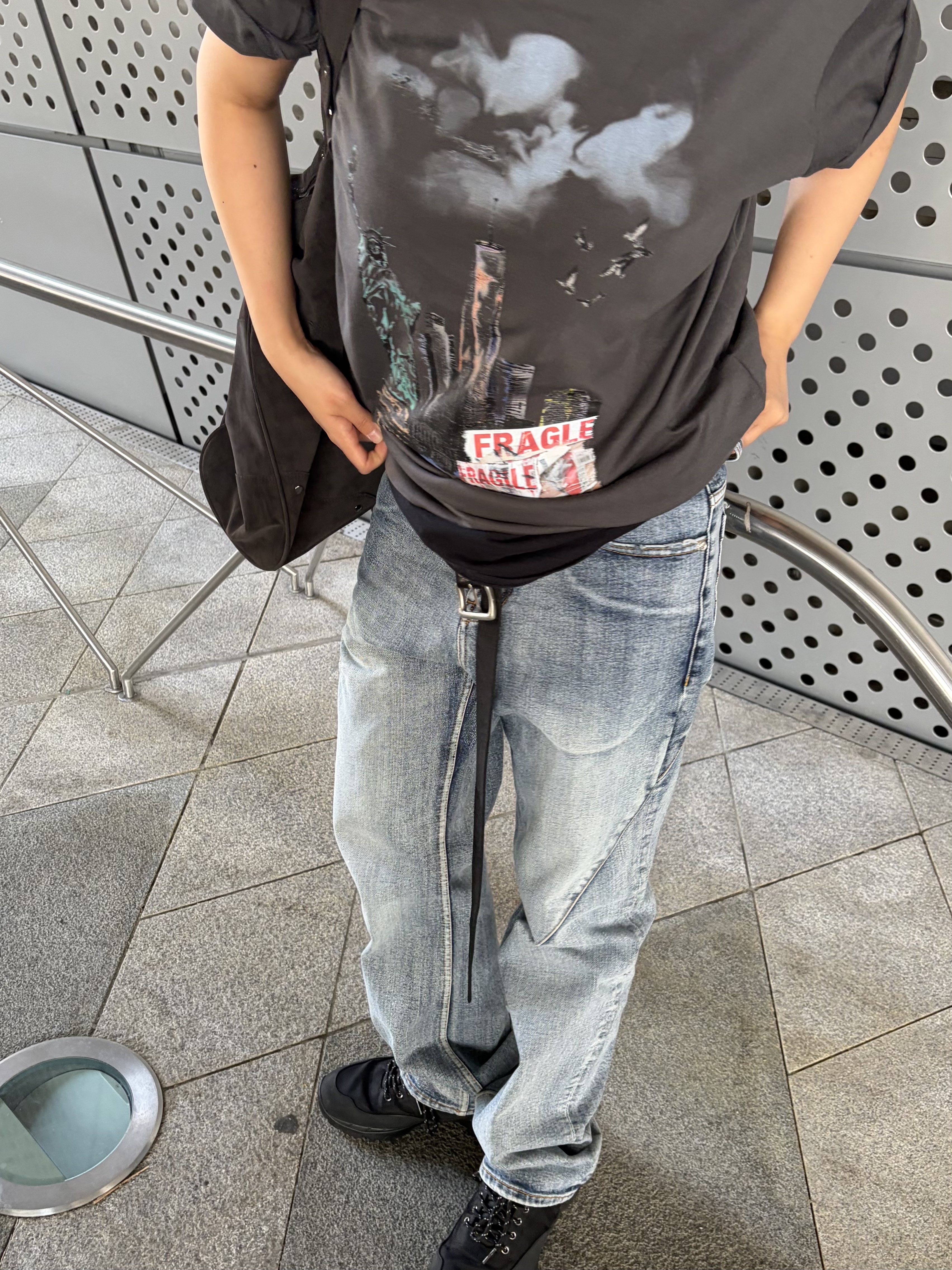 [트리플적립] PACOSPLY Allday Jeans Blue, [트리플적립] PACOSPLY Liberty Fragile T-Shirts Charcoal 착용 스타일 - 1