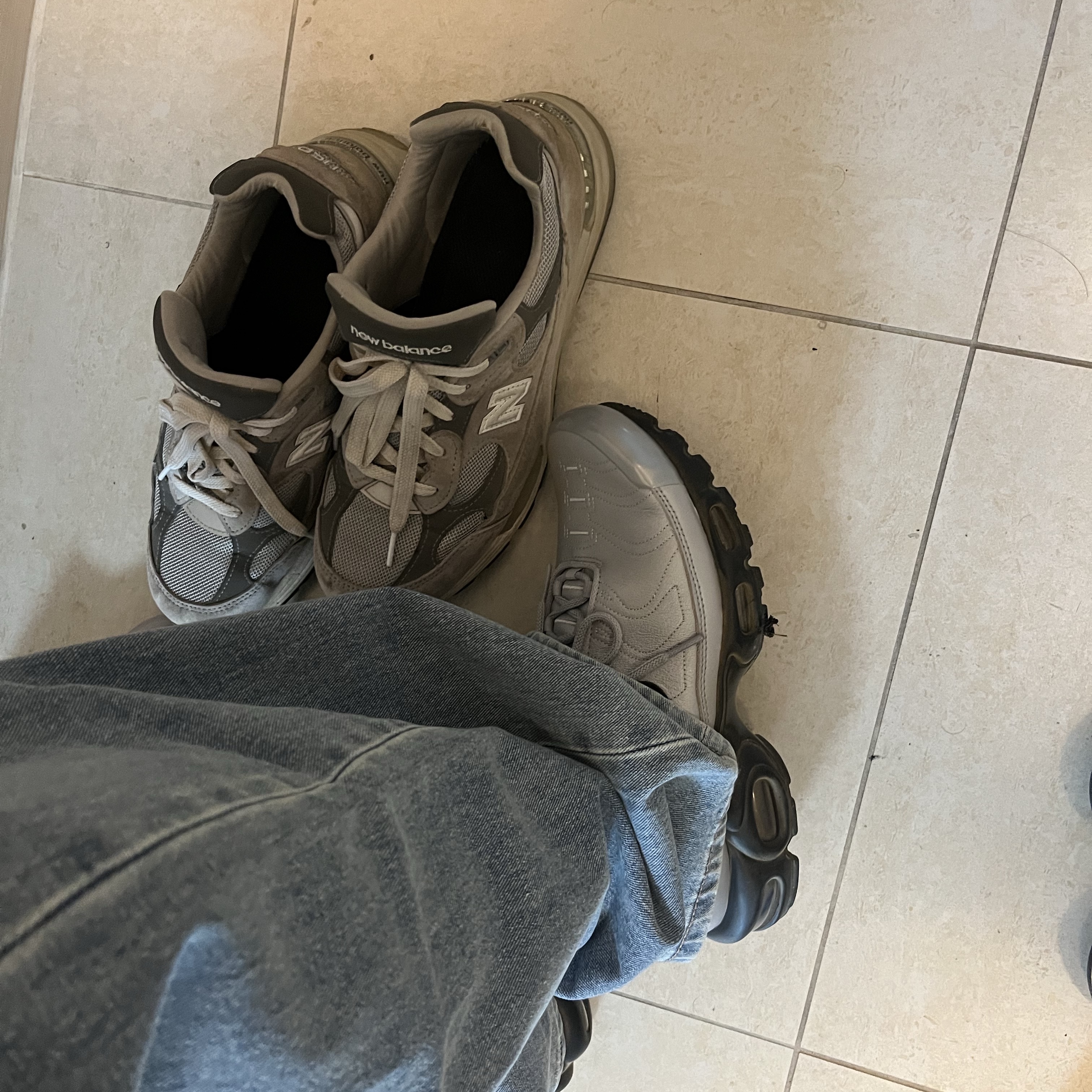 Nike Air Max Plus TNPO Wolf Grey and Black 착용 스타일