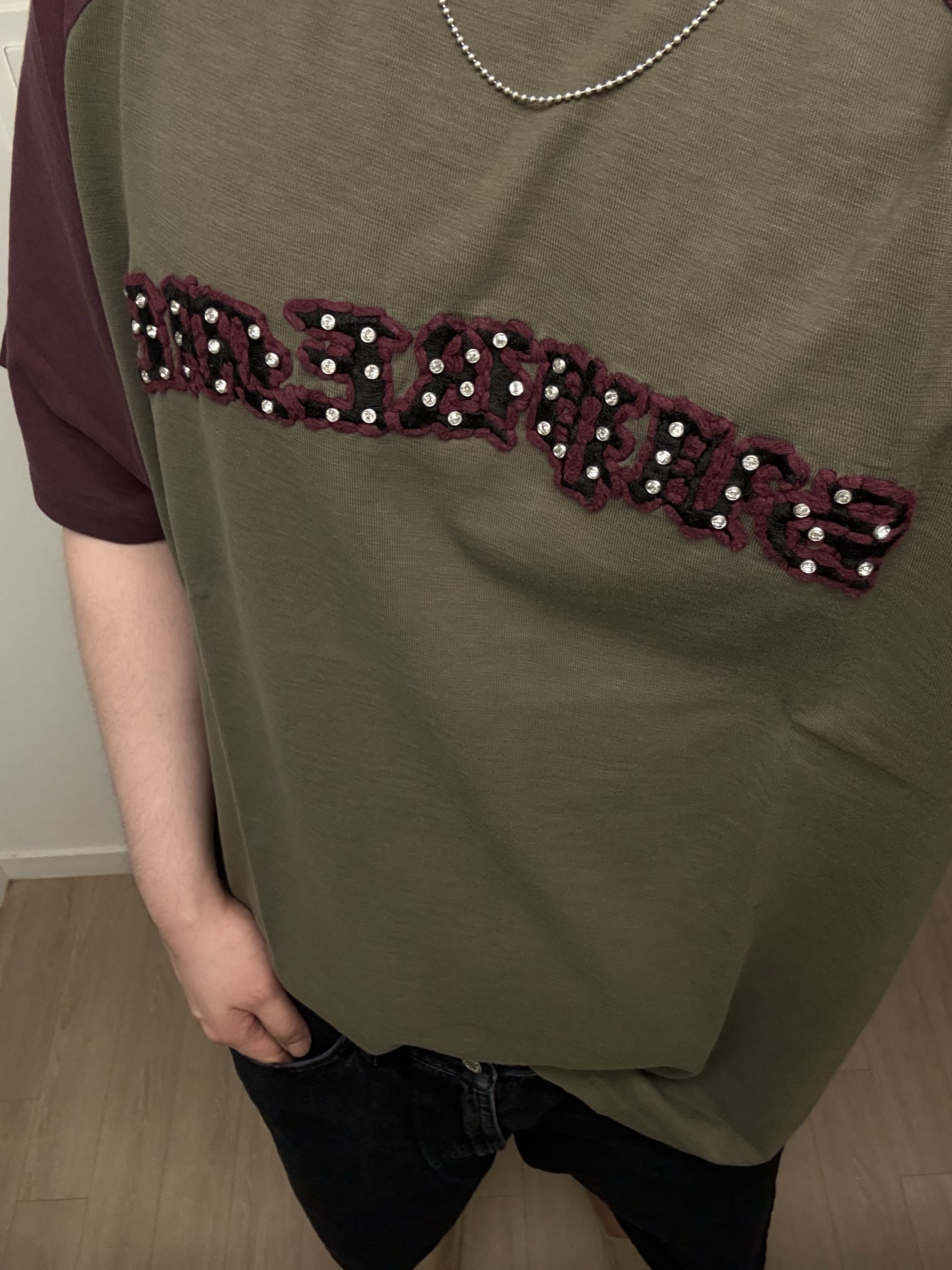 Supreme Rhinestone Raglan S/S Top Olive - 26SS 착용 스타일