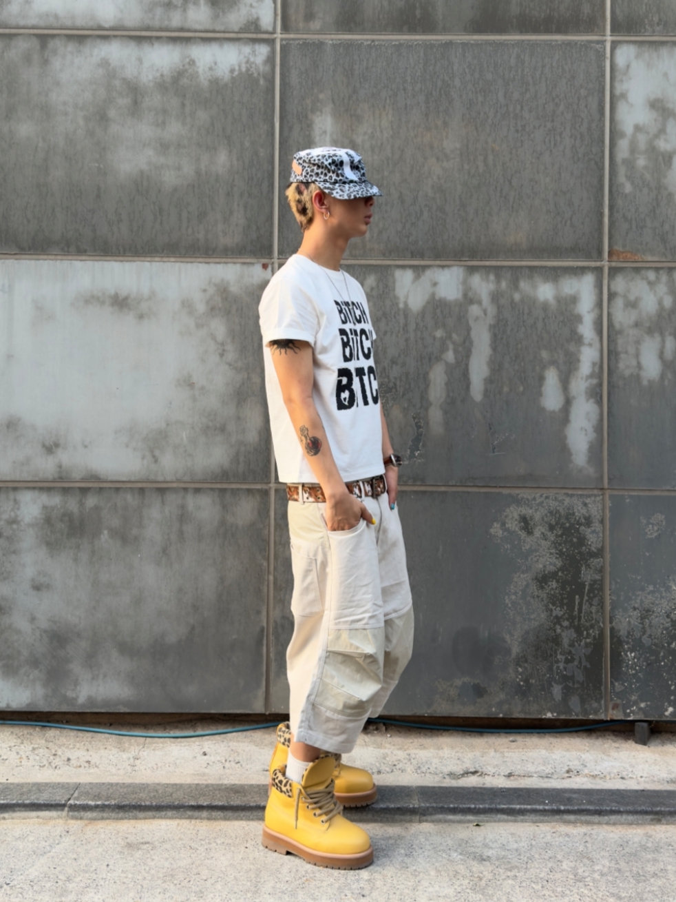 ROARINGRAD Layered Knee Bermuda Pants Beige, ROARINGRAD Crystal Stud T-Shirt White 착용 스타일