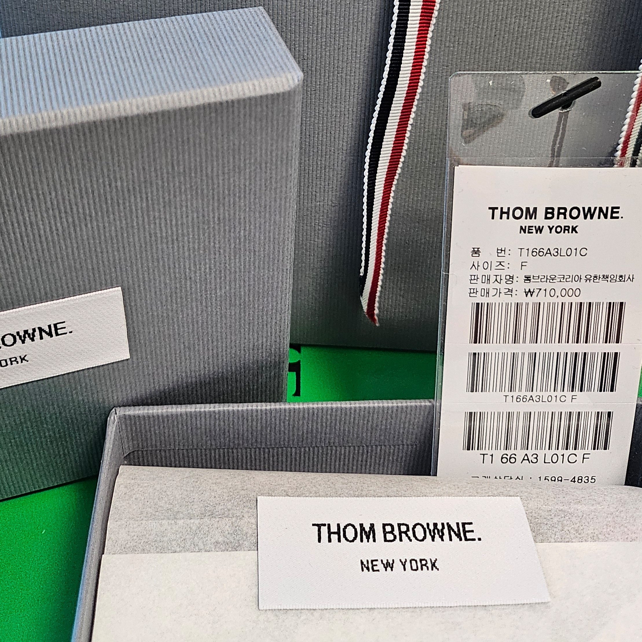 Thom Browne Pebble Grain Bill Fold Wallet Brown, Thom Browne Pebble Grain Bill Fold Wallet Black 착용 스타일 - 3