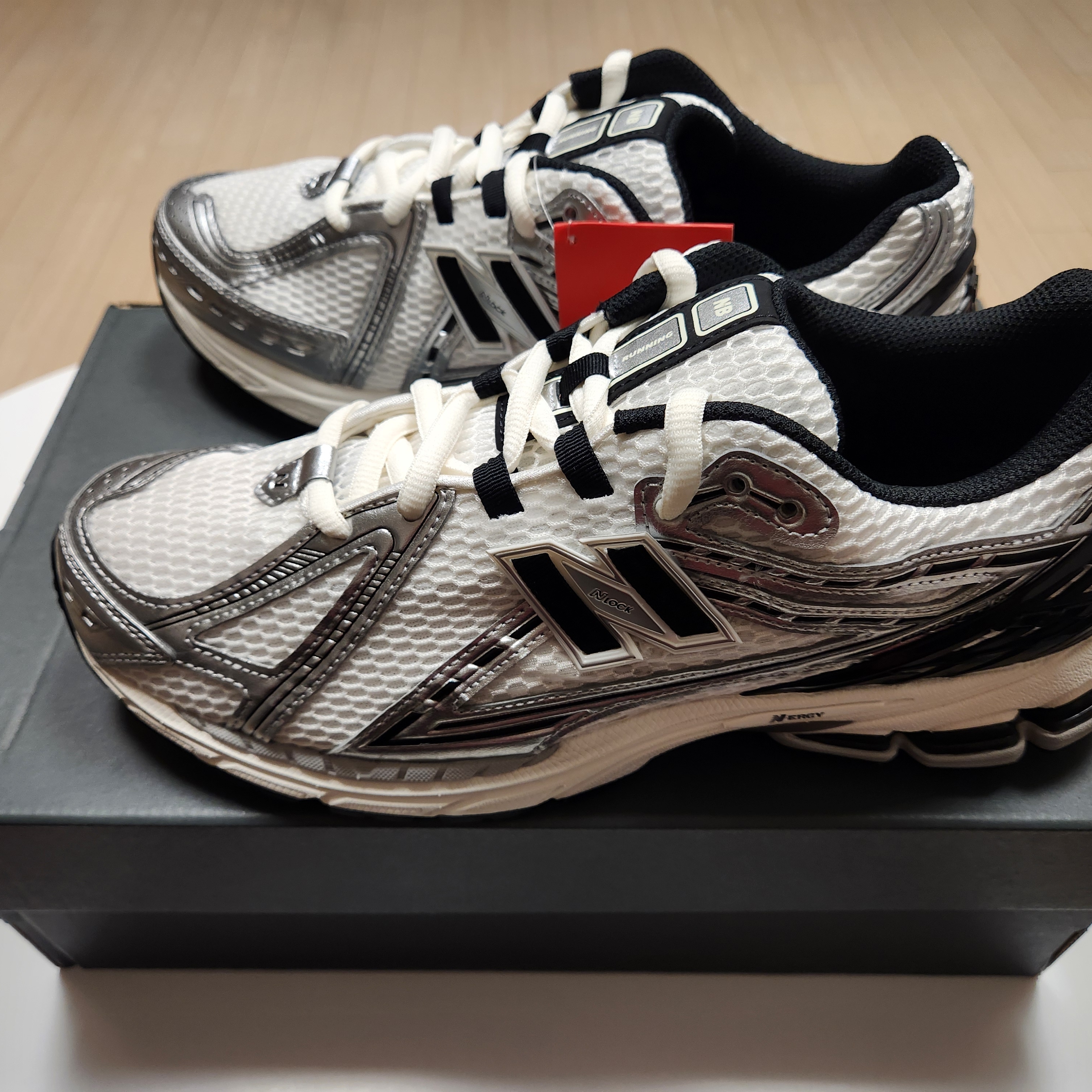 New Balance 1906R Silver Metallic Black 착용 스타일 - 2