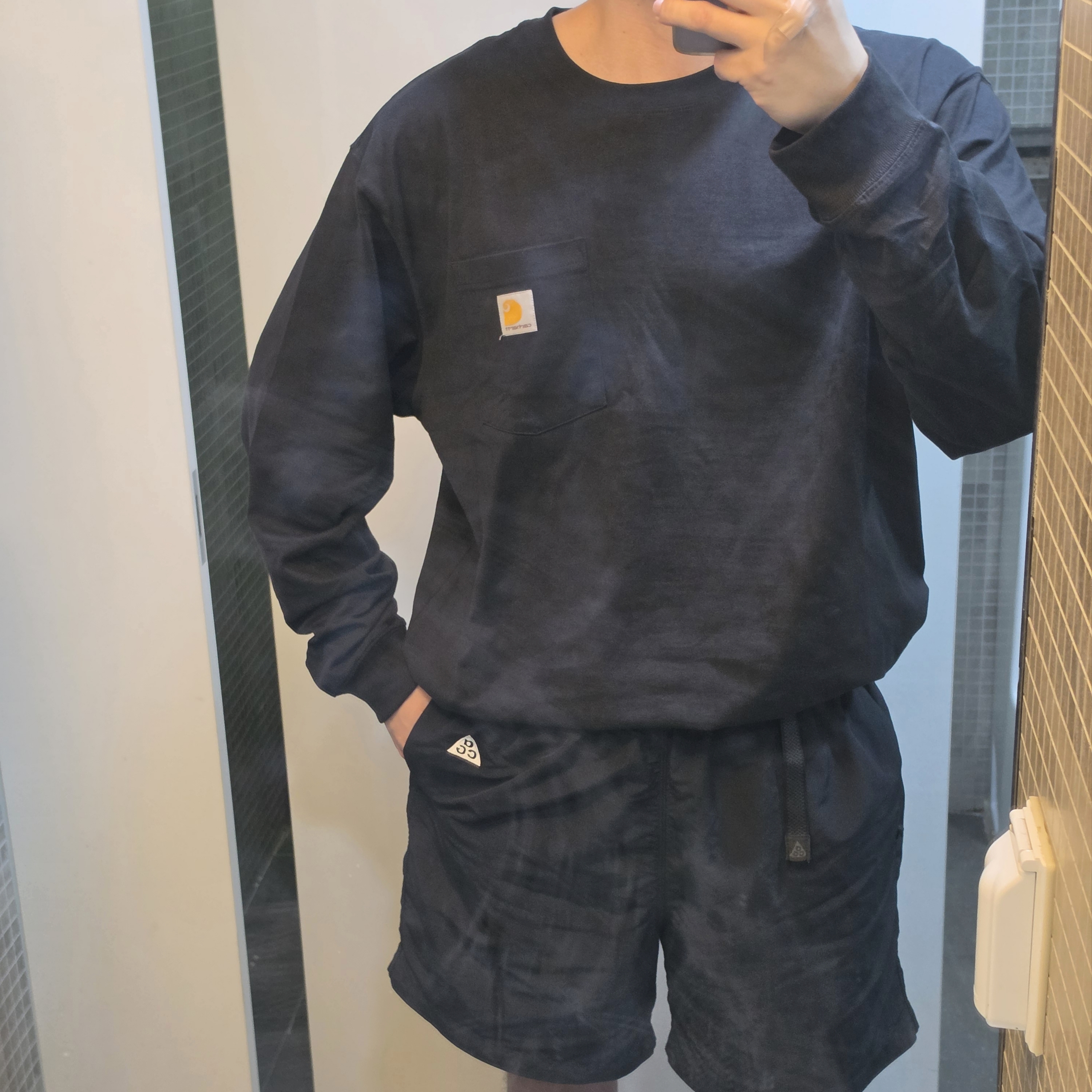 Carhartt Loose Fit Heavyweight Regular Long Sleeve Pocket T-Shirt Black 착용 스타일