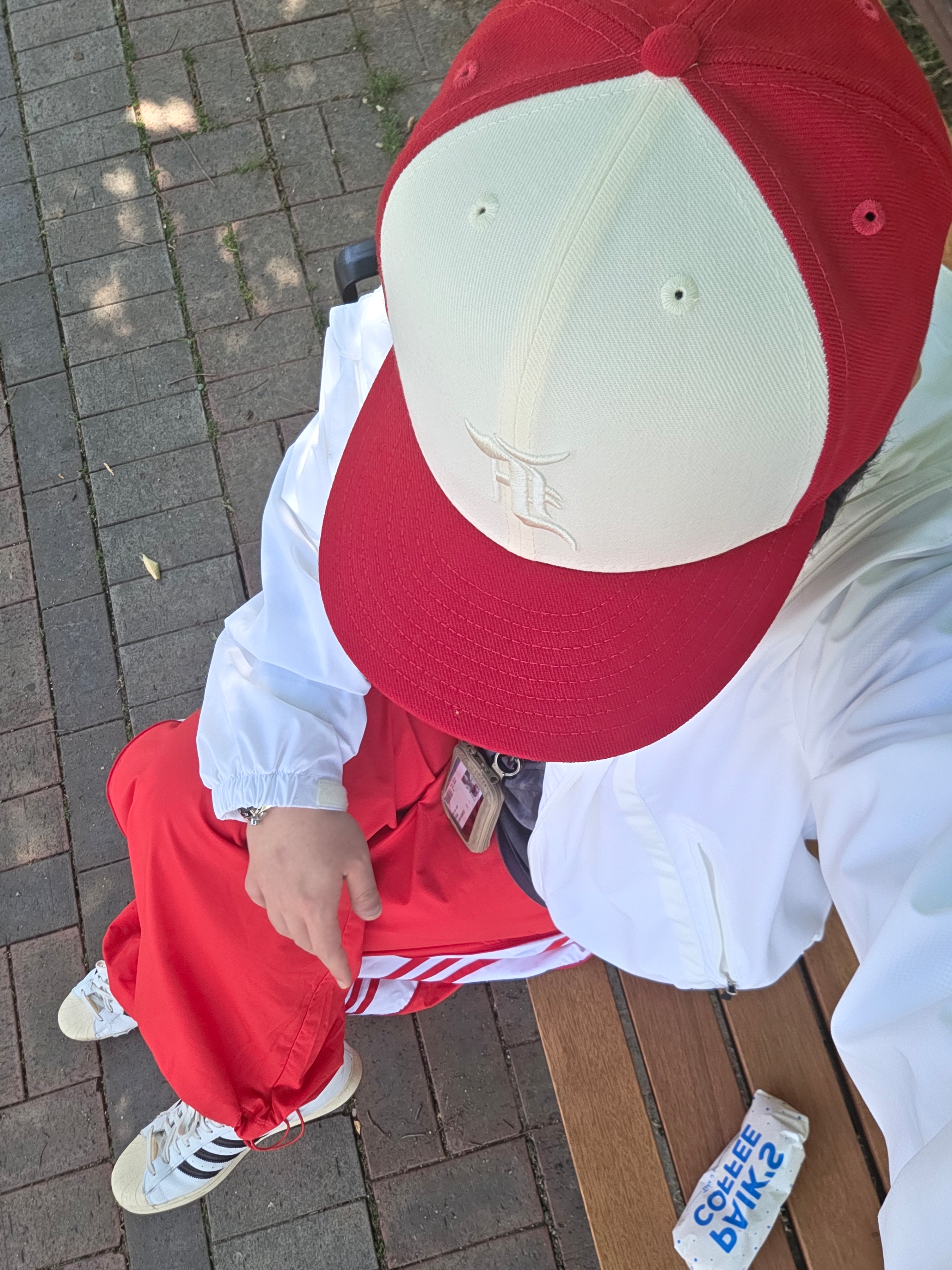 Essentials x New Era 59FIFTY Fitted Cap Scarlet, Human Made Military Card Case Beige 착용 스타일 - 1