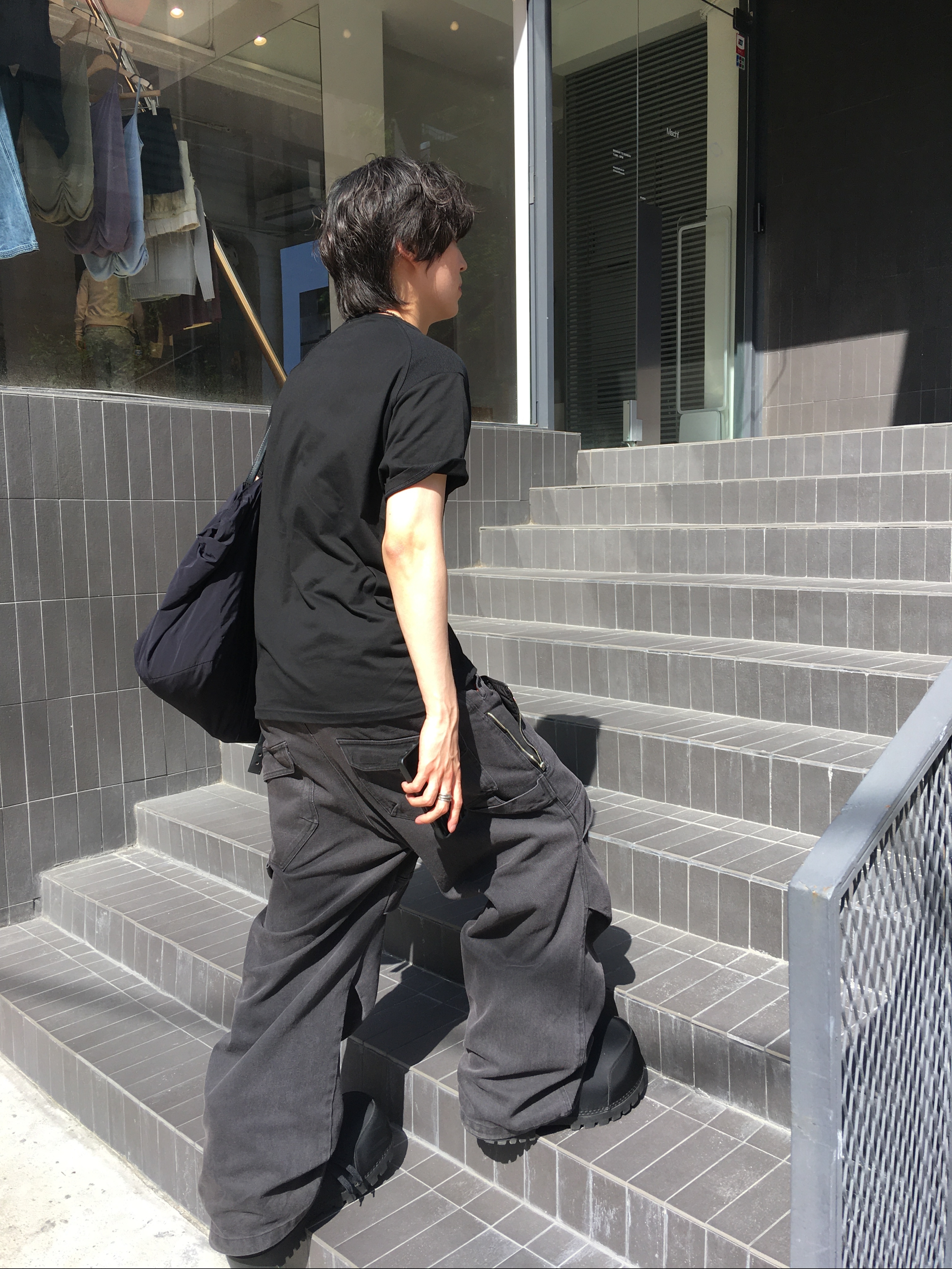 Kamien Ground Pants Washed Black, Xlim Synopsis 01 Bag Black 착용 스타일 - 3
