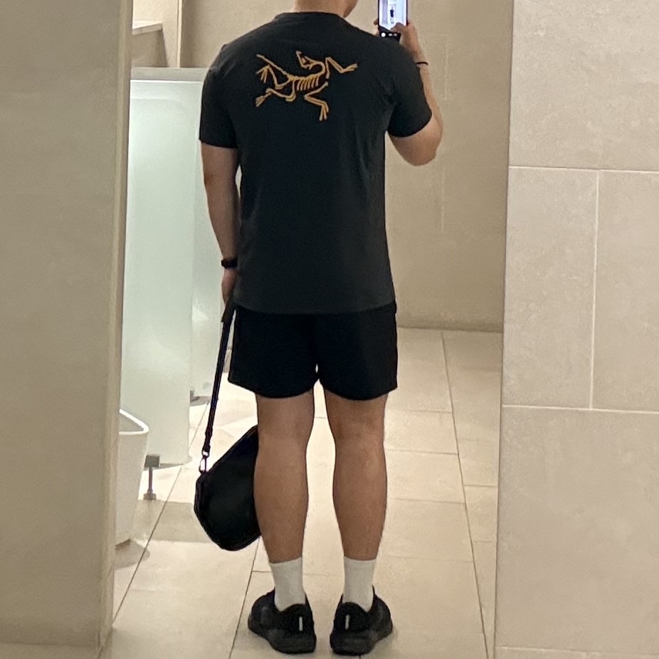 Arc'teryx Motus Arcword Crew SS T-Shirt Black Heather 착용 스타일 - 2