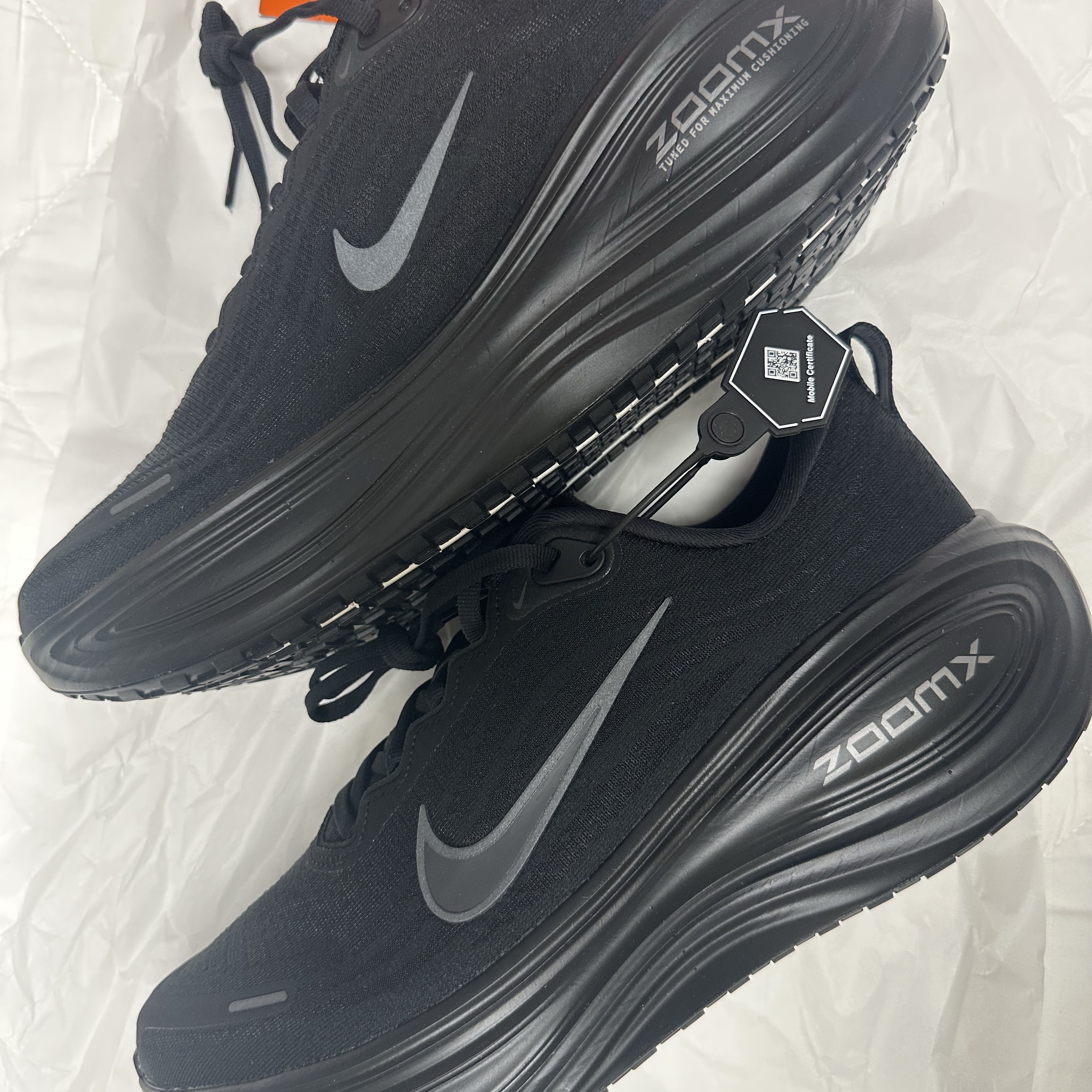 Nike Vomero Plus Black Metallic Dark Grey 착용 스타일 - 1