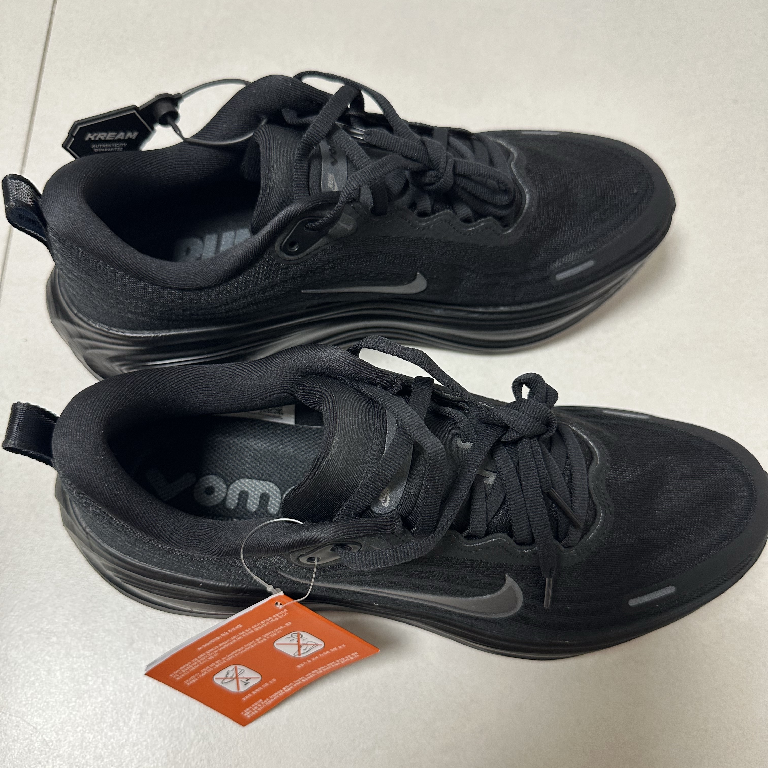 Nike Vomero Plus Black Metallic Dark Grey 착용 스타일 - 2