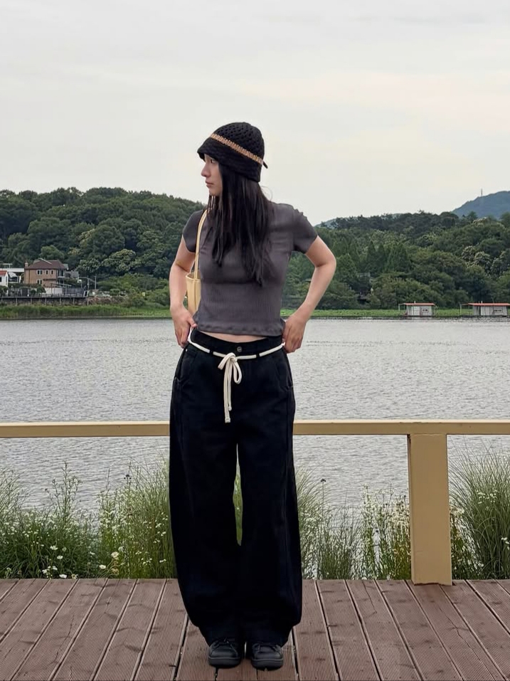 Knitted Outstring Curved Cotton Balloon Pants White, Knitted Outstring Curved Cotton Balloon Pants Black 착용 스타일 - 2