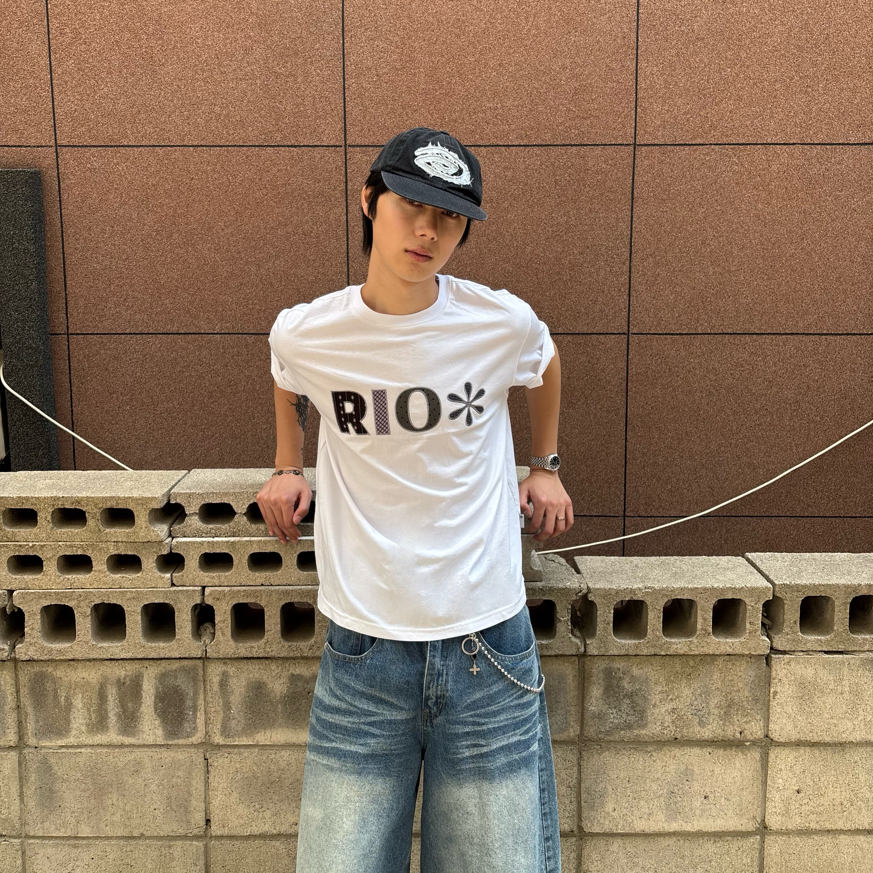 Riomeu Denim Applique Washed Ball Cap Black, Riomeu Check Applique Short Sleeve T-shirt White 착용 스타일 - 3