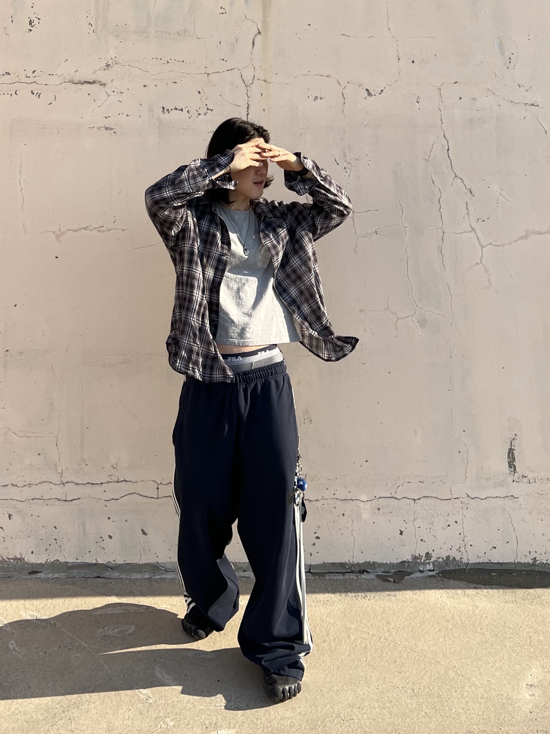 Nonnod Wire Sheer Shirt Navy, Balenciaga Anatomic Runner Sneakers Grey 착용 스타일 - 4