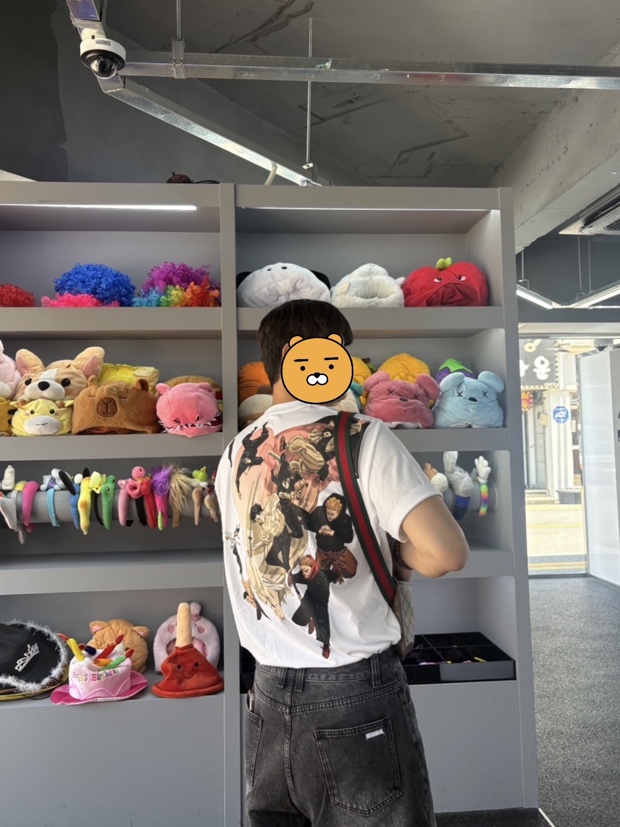 Uniqlo UT Shueisha 100th Anniversary Jujutsu Kaisen T-Shirt White, Gentle Monster Sosomo 01 Black Black 착용 스타일 - 2