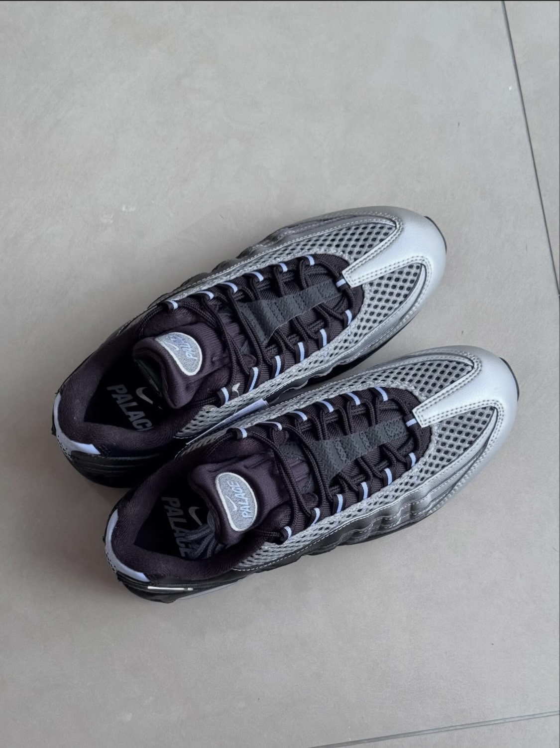 Nike x Palace Air Max 95 Metallic Silver Aluminum 착용 스타일 - 4