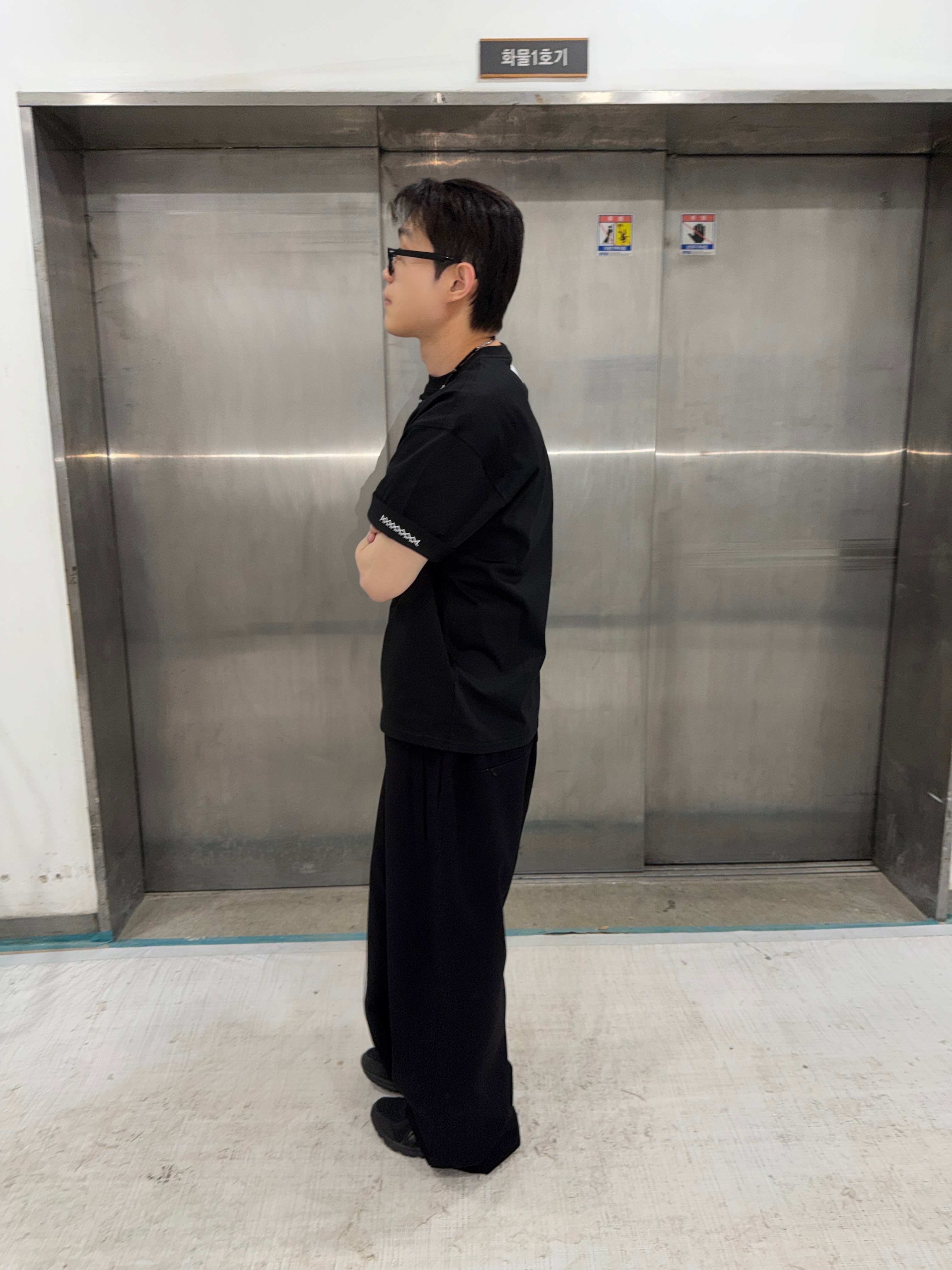 [예약 배송] Junne T26 Semi Overfit Structured T-shirts Black 착용 스타일 - 5