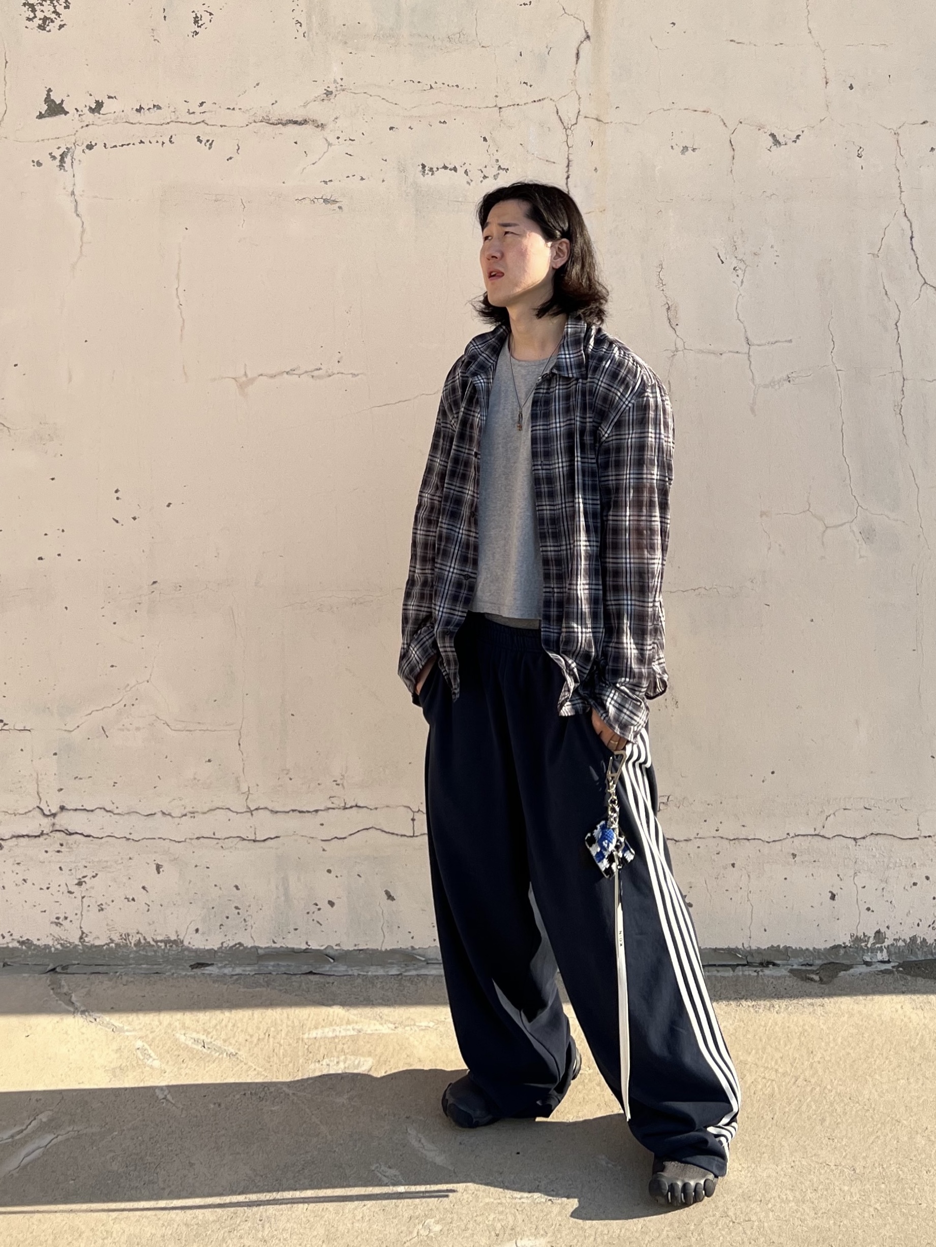 Nonnod Wire Sheer Shirt Navy, Balenciaga Anatomic Runner Sneakers Grey 착용 스타일 - 5