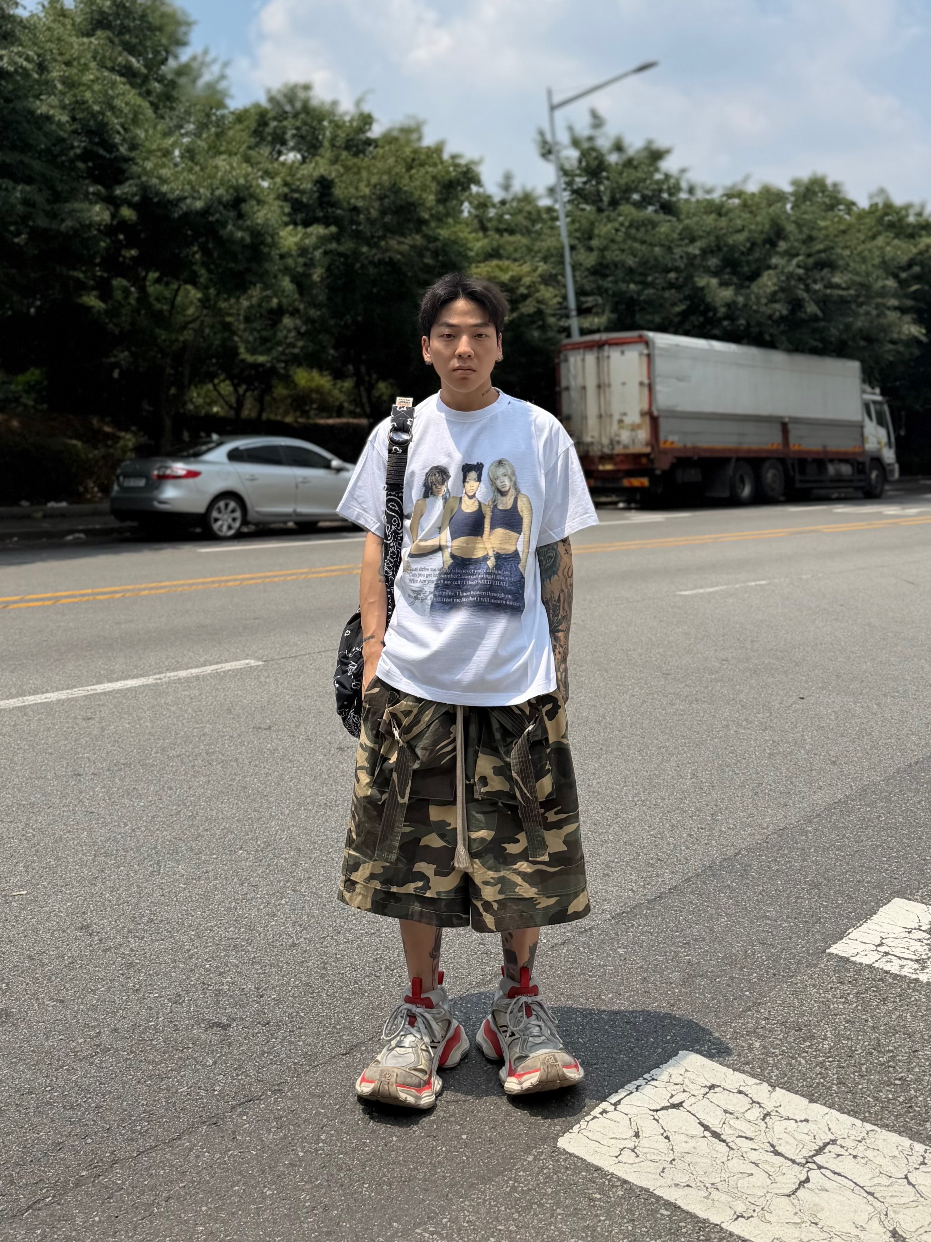 Balenciaga Cargo Sneakers Beige Grey Red 착용 스타일 - 3