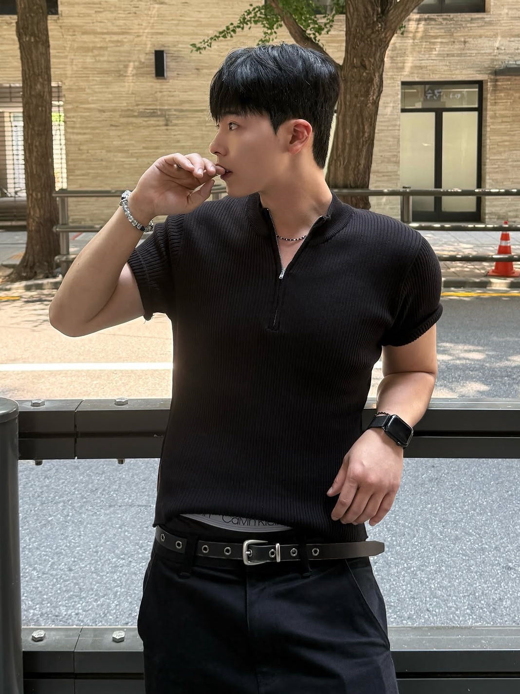 PHOS333 M Slim Fit Half Zip Knit Black 착용 스타일 - 1