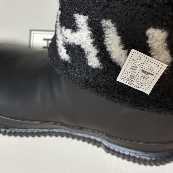 (W) Hunter Sherpa Logo Boots Black White Willow 착용 스타일