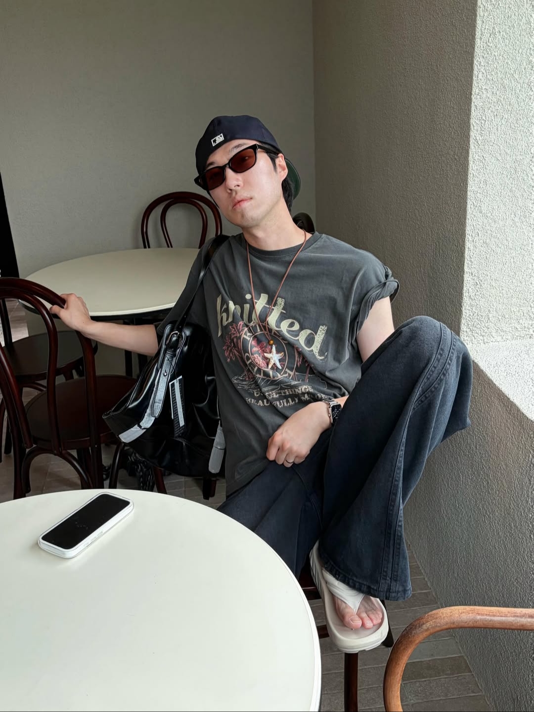 Knitted Pigment Palm Tree Graphic T-Shirt Charcoal, Knitted Pigment Palm Tree Graphic T-Shirt Blue 착용 스타일 - 3