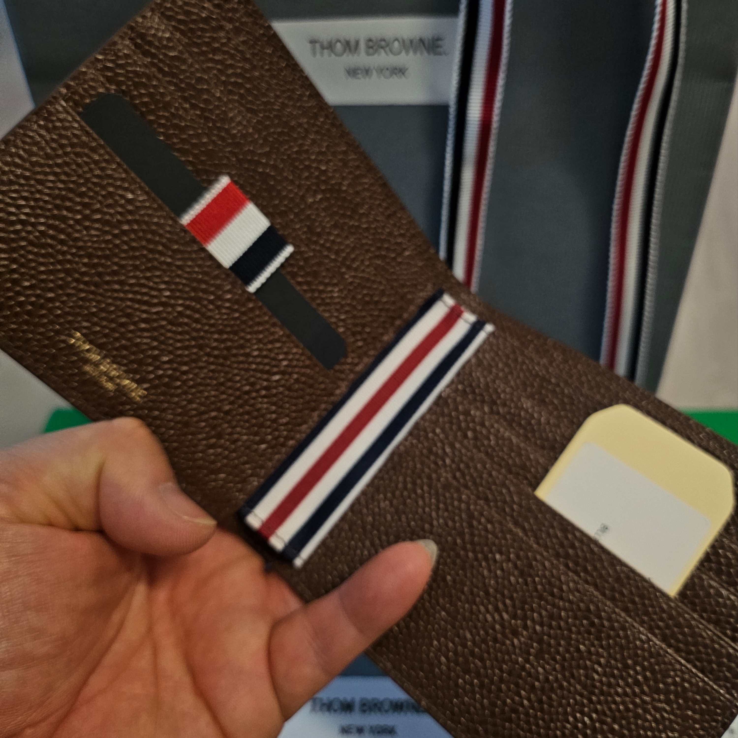 Thom Browne Pebble Grain Bill Fold Wallet Brown, Thom Browne Pebble Grain Bill Fold Wallet Black 착용 스타일 - 2
