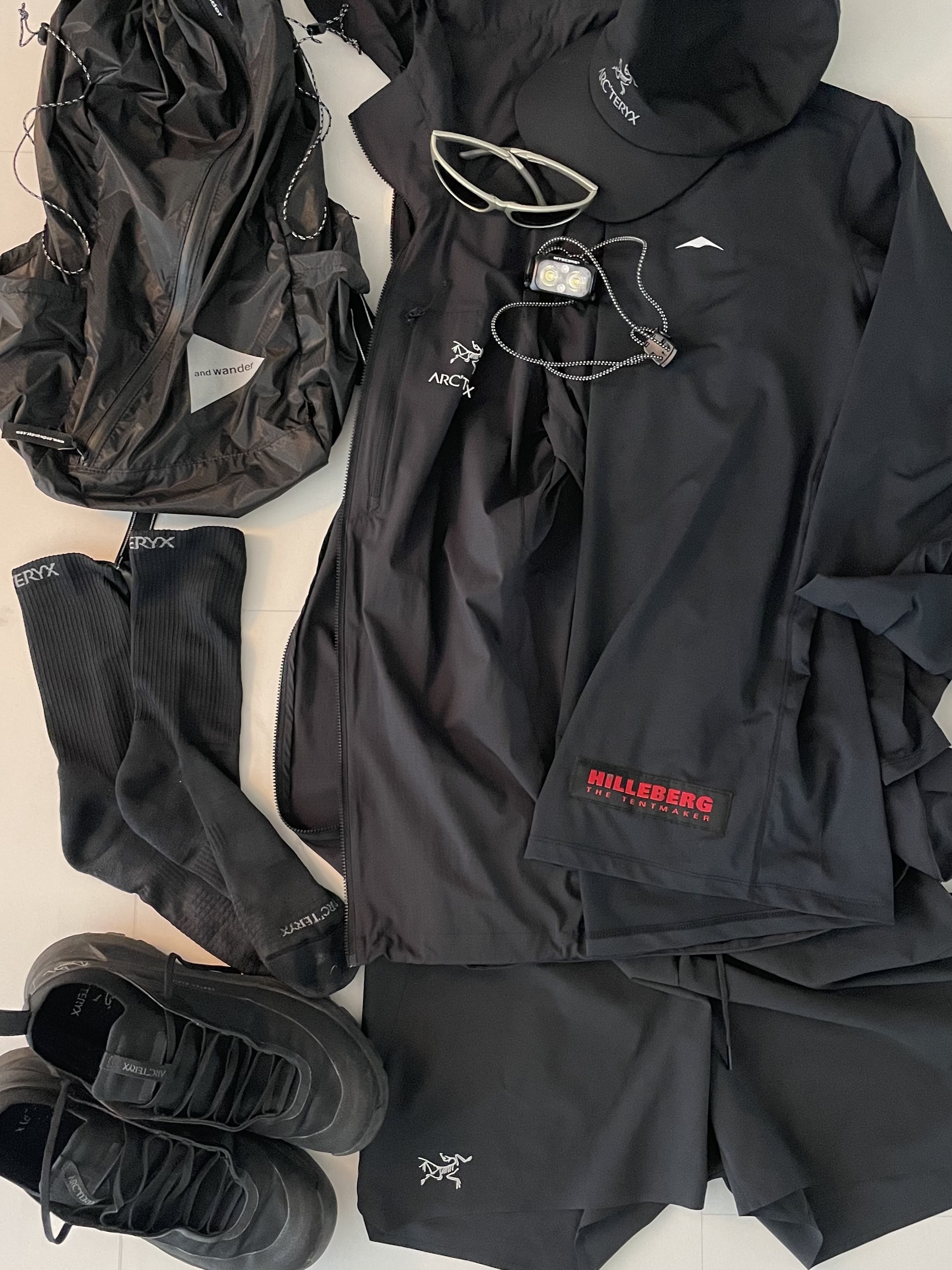 Arc'teryx Norvan Shorts 5 Inch Black, Arc'teryx Squamish Hoody Black 착용 스타일 - 7