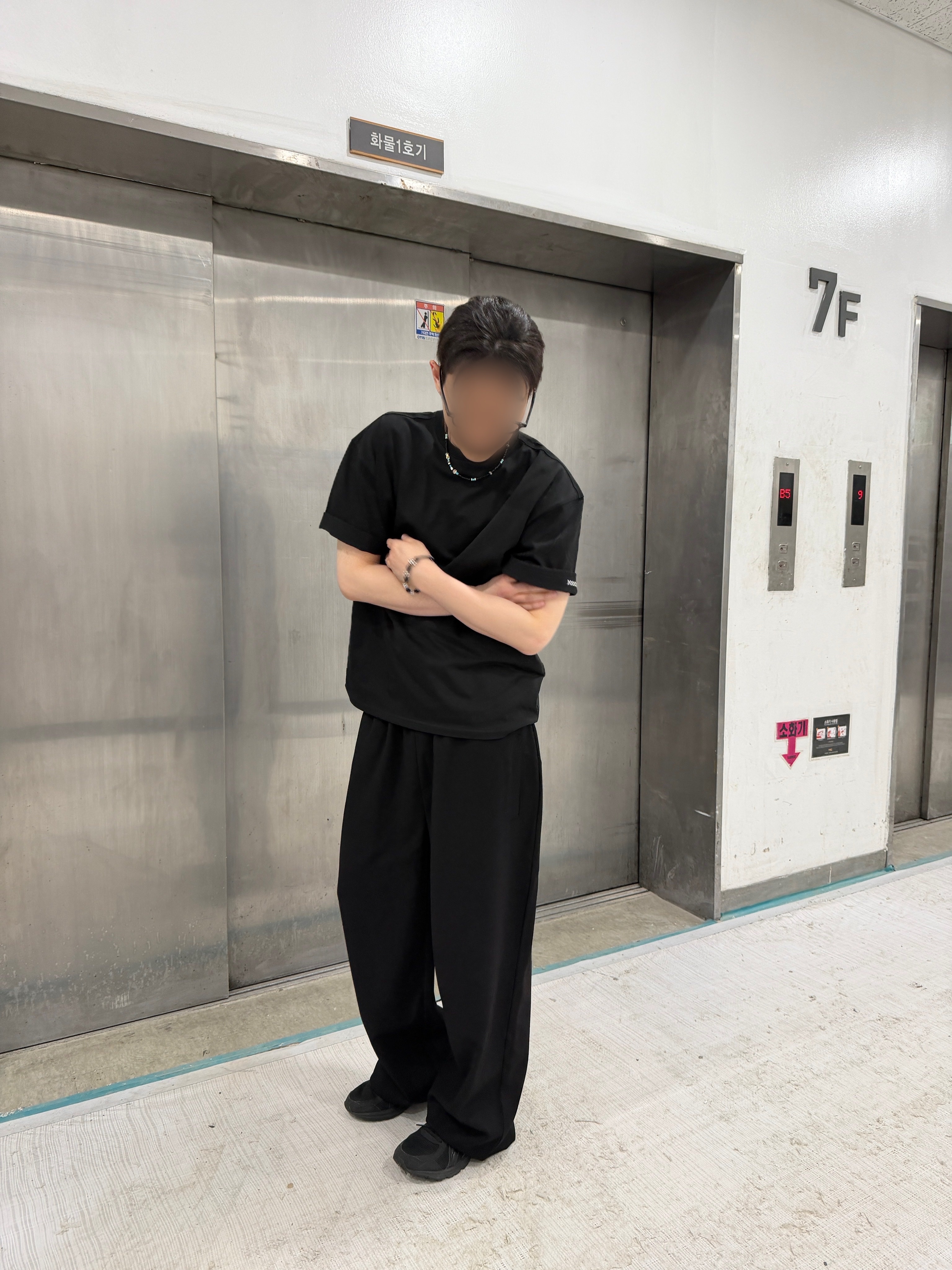 [예약 배송] Junne T26 Semi Overfit Structured T-shirts Black 착용 스타일 - 3