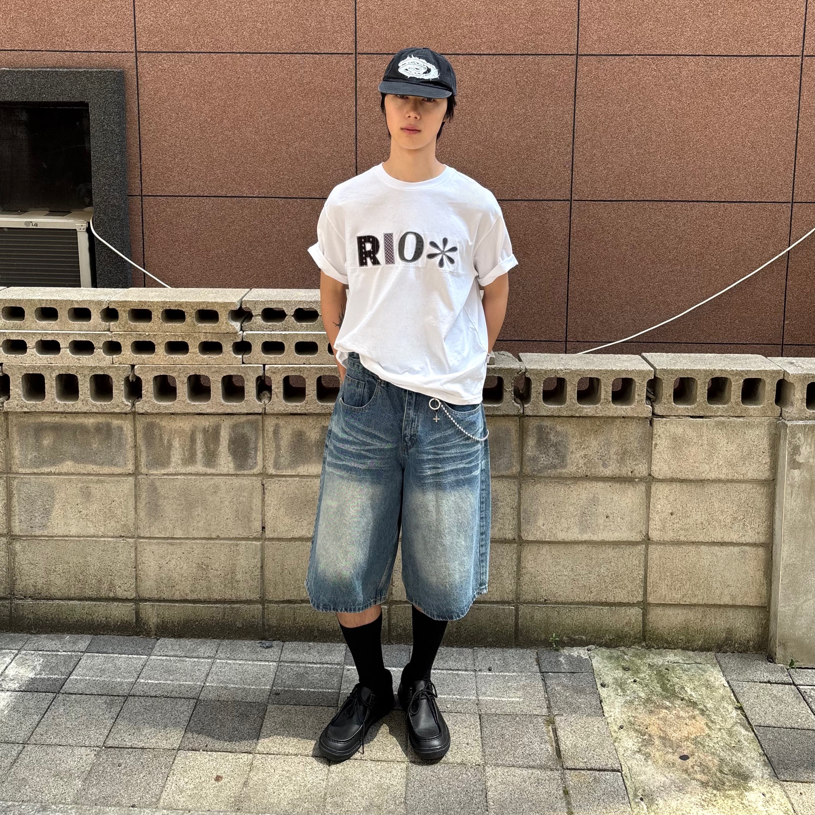Riomeu Denim Applique Washed Ball Cap Black, Riomeu Check Applique Short Sleeve T-shirt White 착용 스타일 - 2