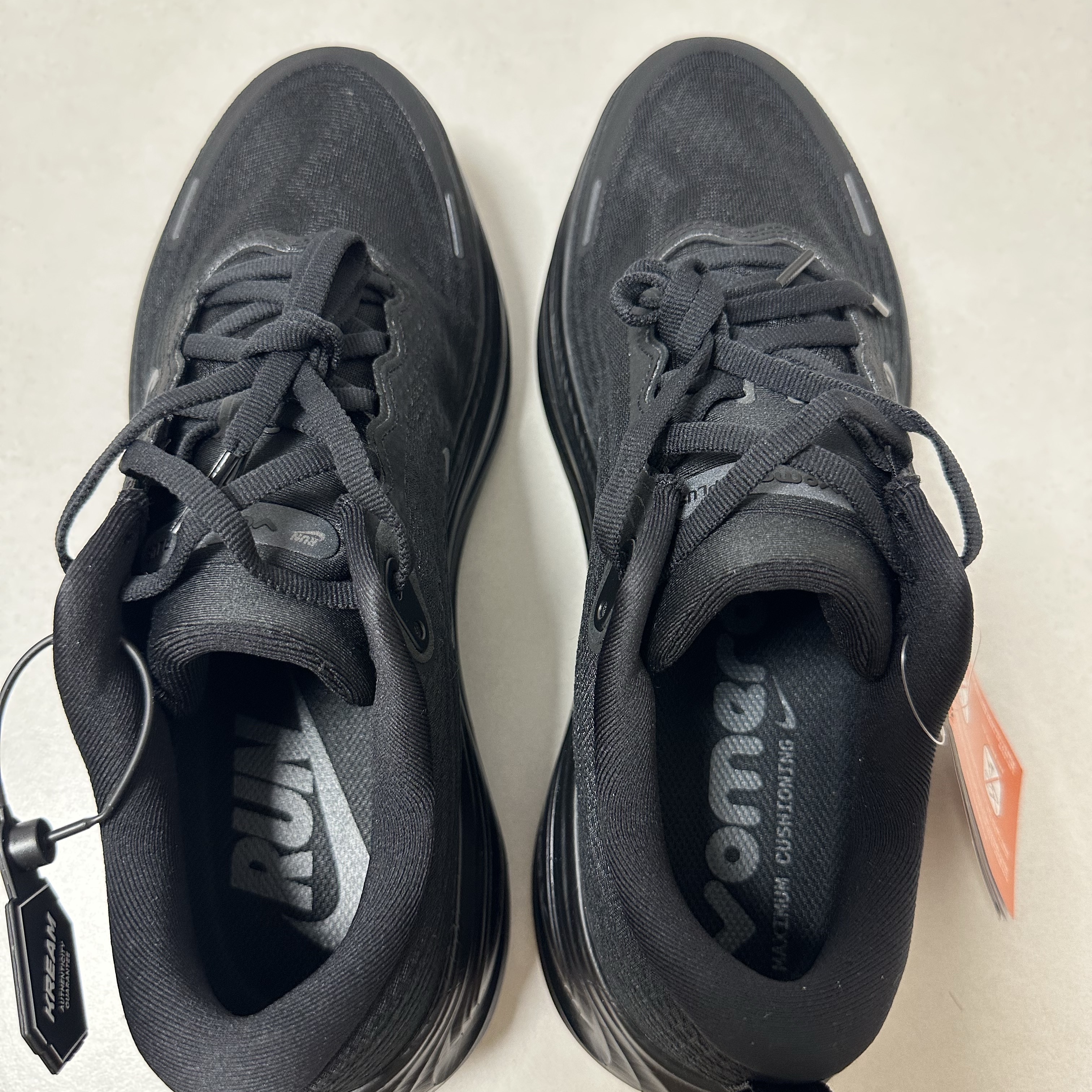Nike Vomero Plus Black Metallic Dark Grey 착용 스타일 - 3