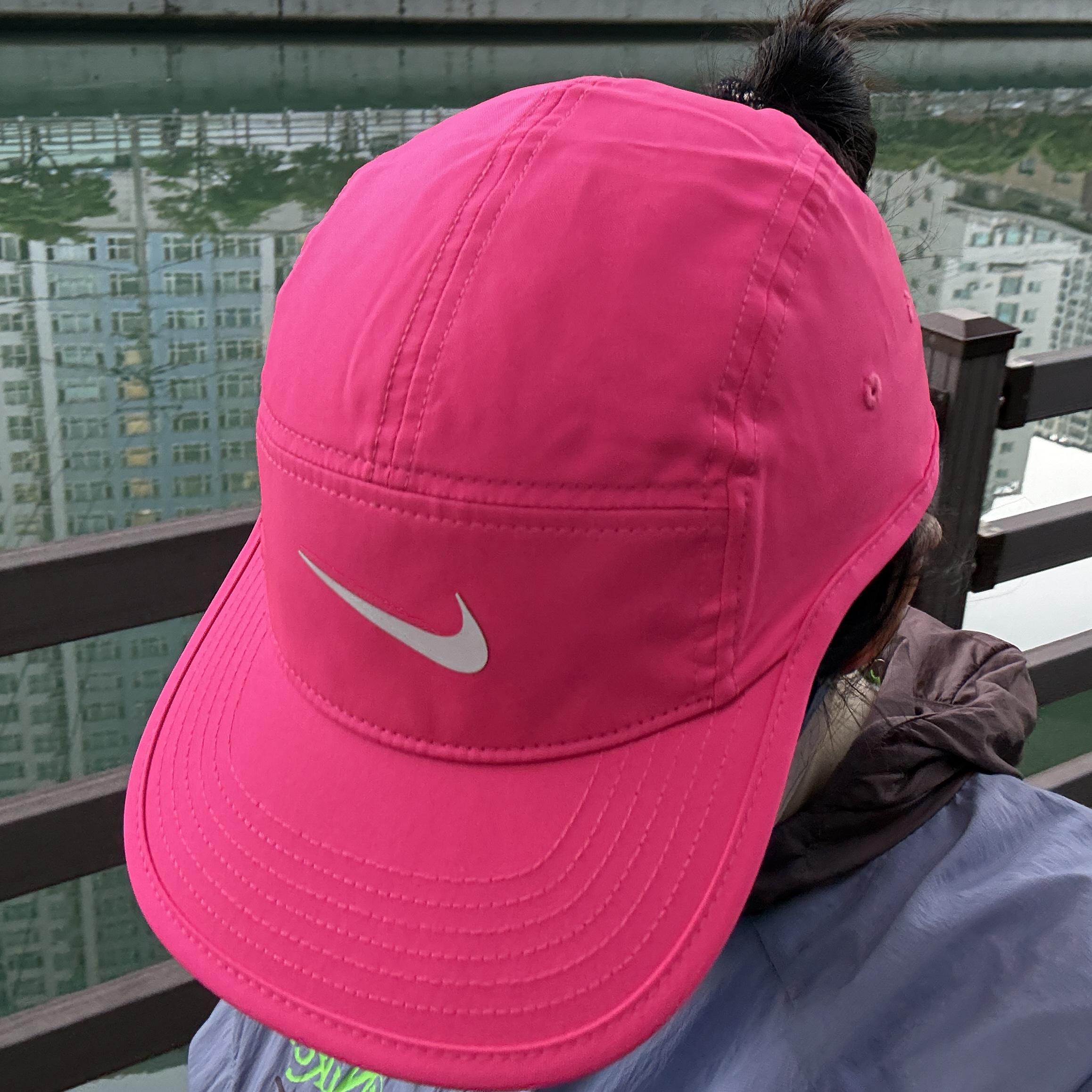 Nike Dri-Fit Fly Unstructured Swoosh Cap Hyper Pink Anthracite 착용 스타일