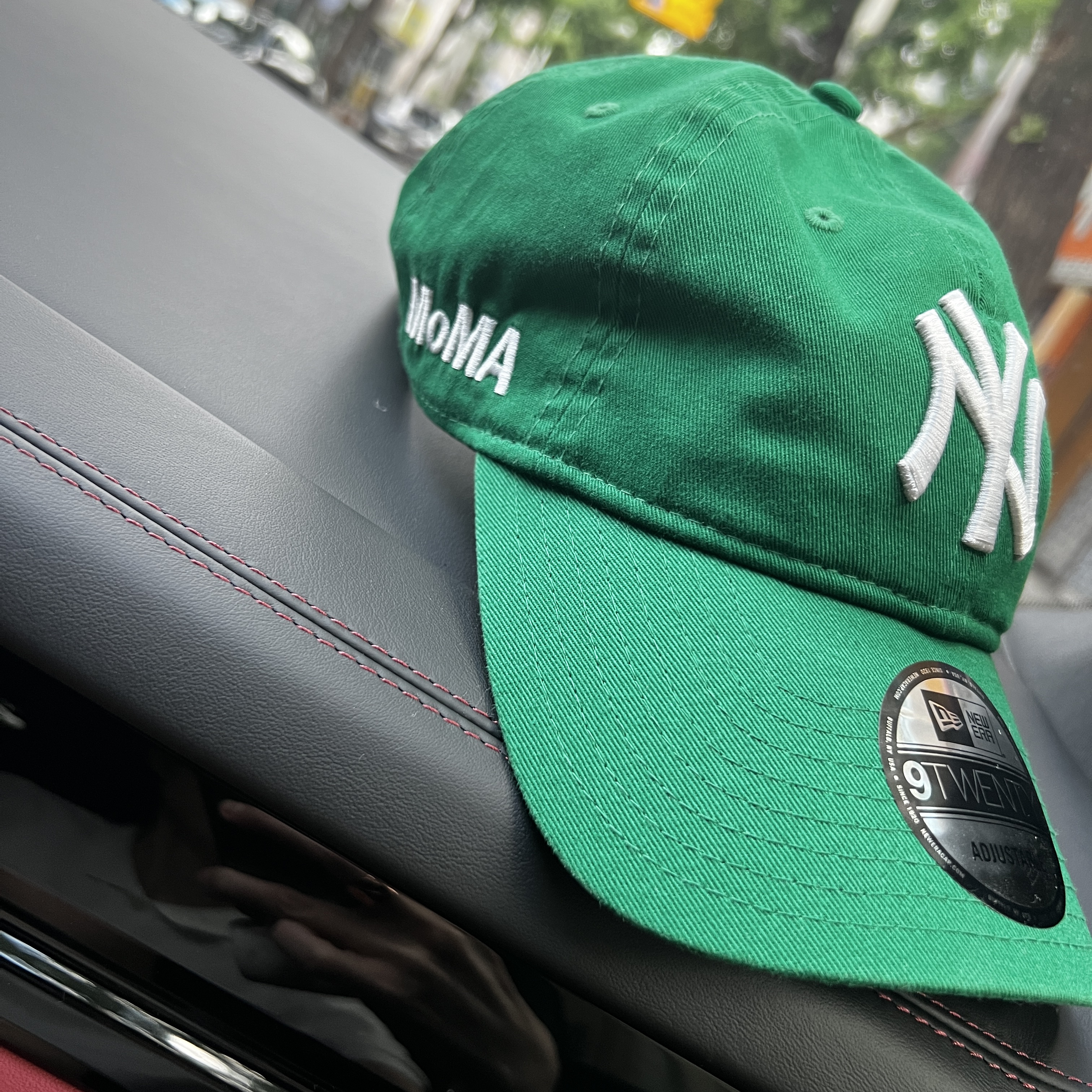 New Era x MoMA New York Yankees Cap Kelly Green 착용 스타일