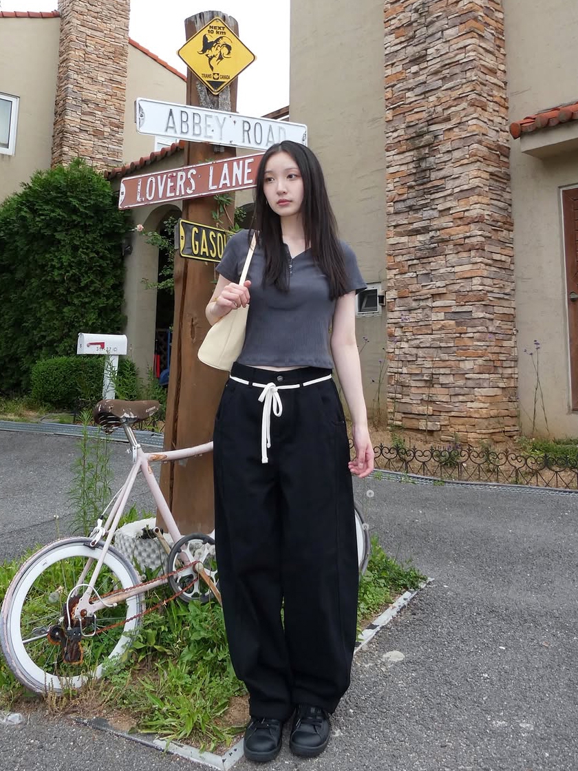 Knitted Outstring Curved Cotton Balloon Pants White, Knitted Outstring Curved Cotton Balloon Pants Black 착용 스타일 - 1