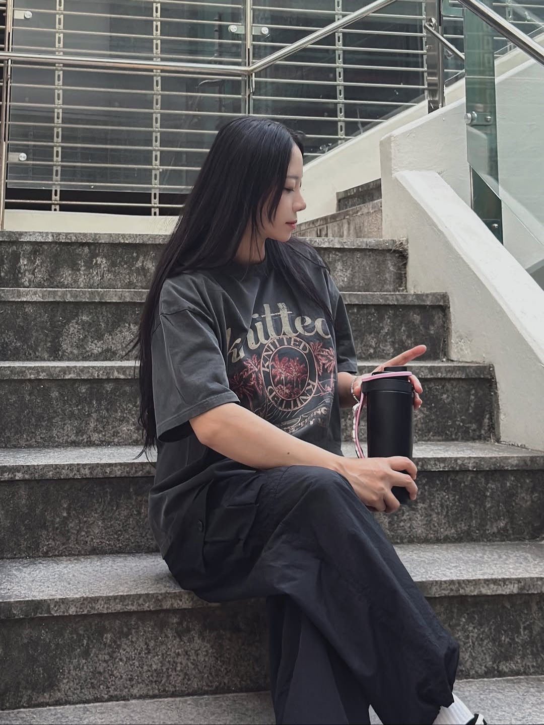 Knitted Pigment Palm Tree Graphic T-Shirt Charcoal, Knitted Pigment Palm Tree Graphic T-Shirt Blue 착용 스타일 - 2