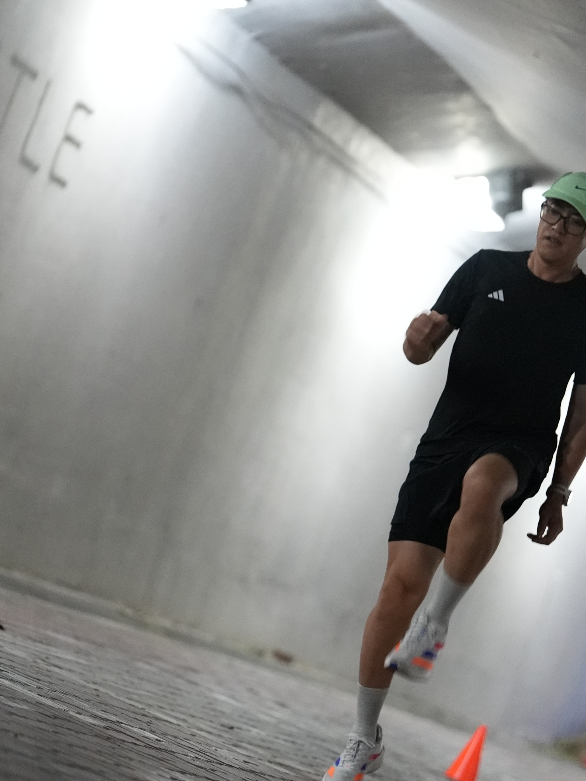 DECATHLON Kiprun Men's Running 2in1 Shorts Run 500 Smoke Black 착용 스타일 - 1