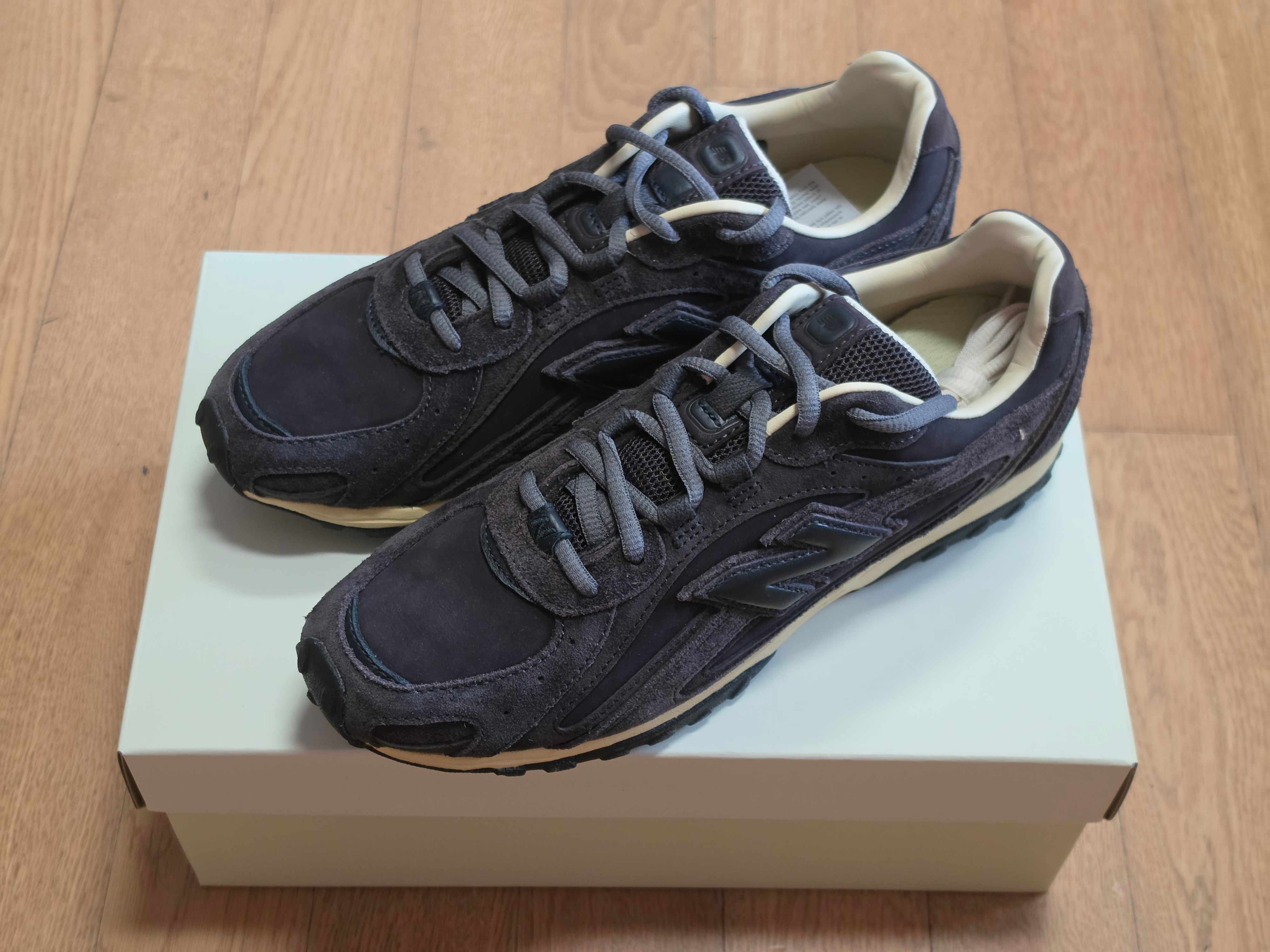 New Balance x Auralee 204L Dark Brown 착용 스타일 - 2