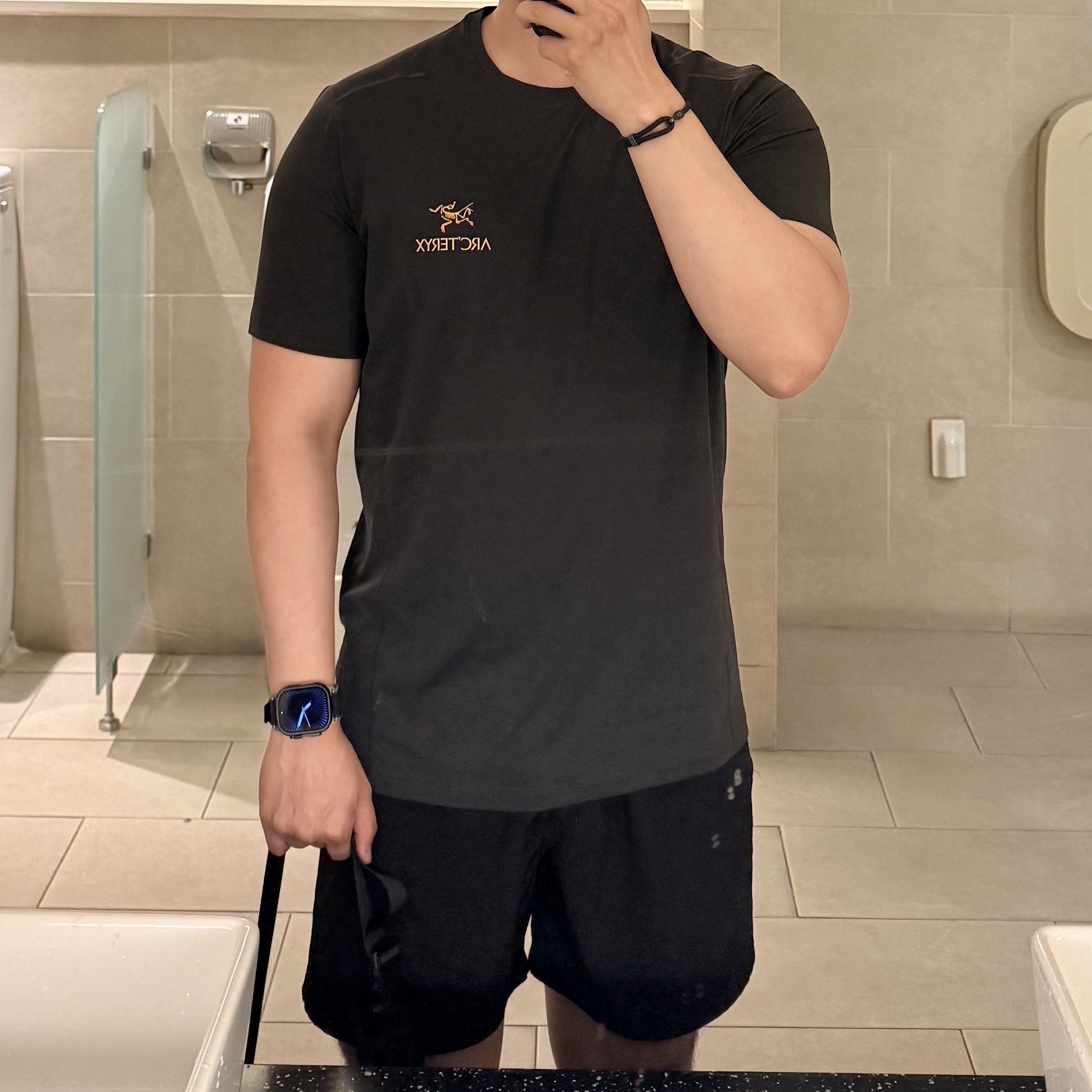 Arc'teryx Motus Arcword Crew SS T-Shirt Black Heather 착용 스타일 - 1