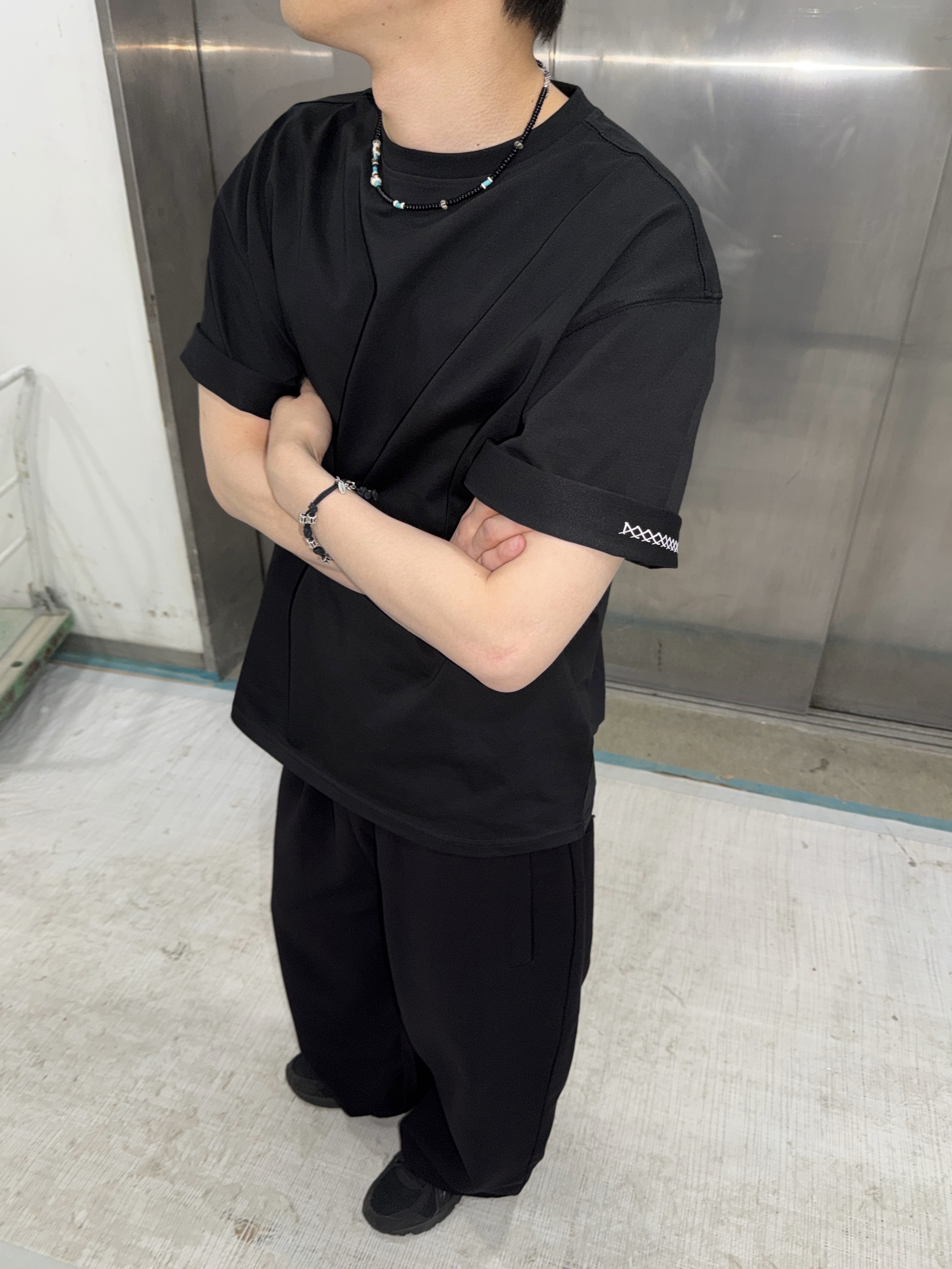 [예약 배송] Junne T26 Semi Overfit Structured T-shirts Black 착용 스타일 - 6
