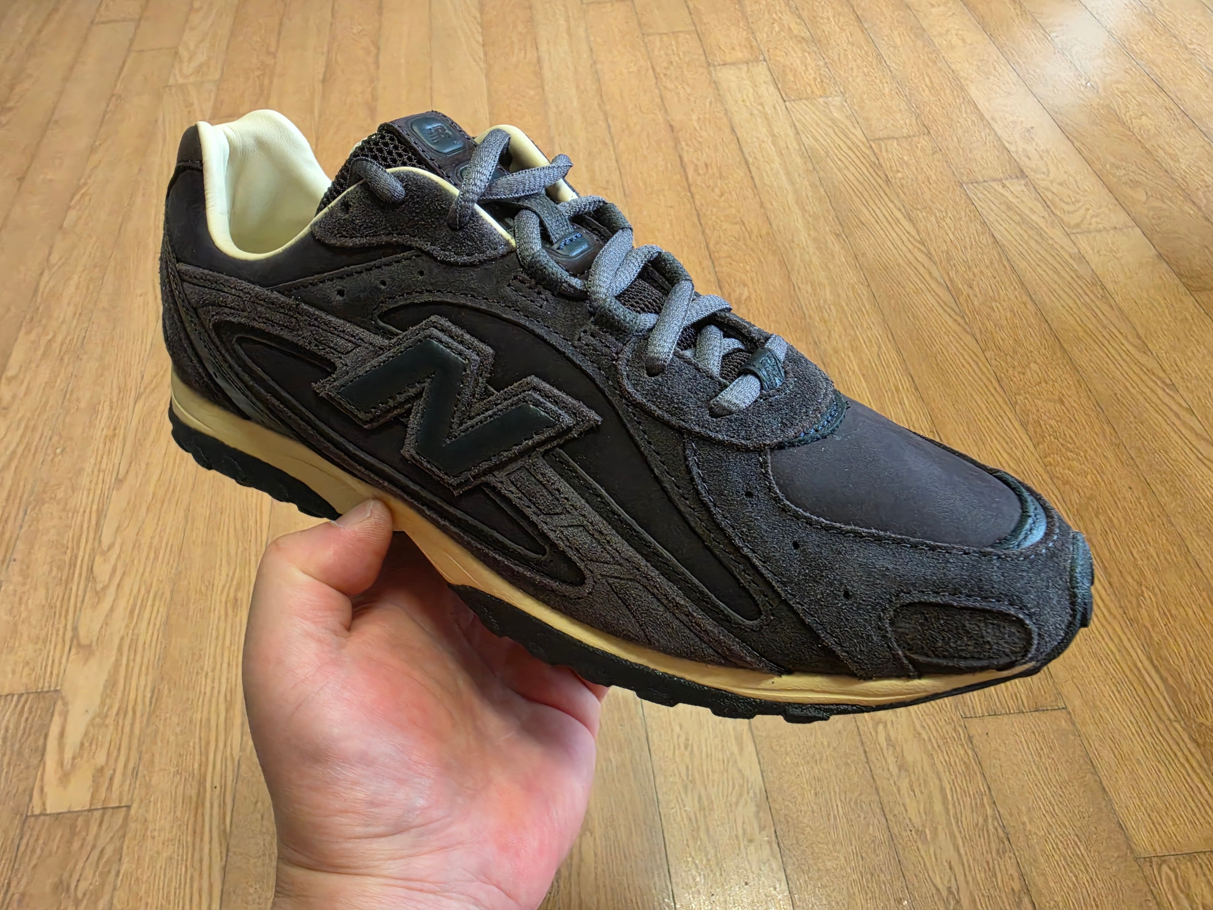 New Balance x Auralee 204L Dark Brown 착용 스타일 - 3