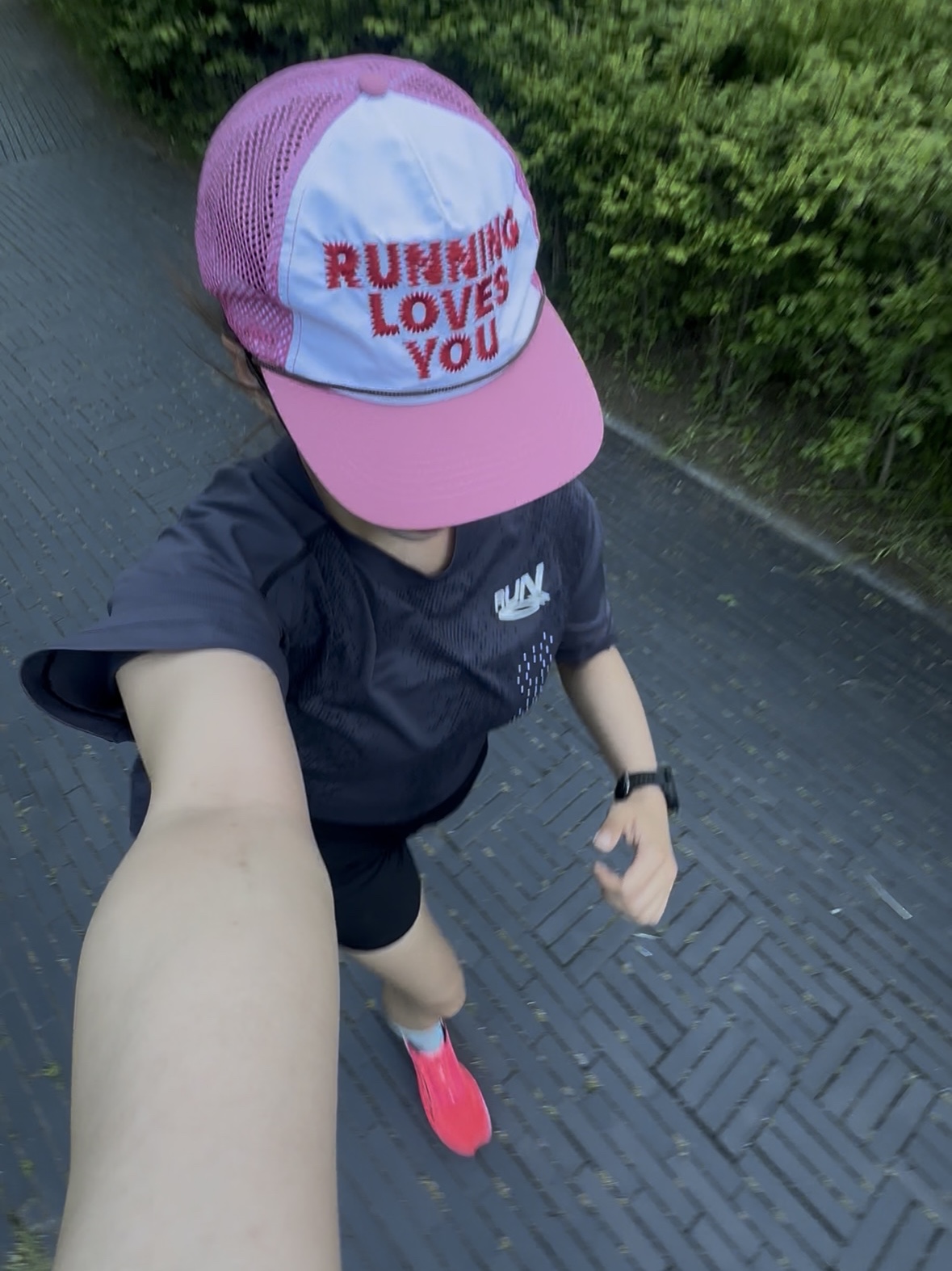 Alex Zono Running Loves You Trucker Hat Pink, Puma x Hyrox Deviate Nitro 4 Puma White Electric Orchid Pure Pink 착용 스타일