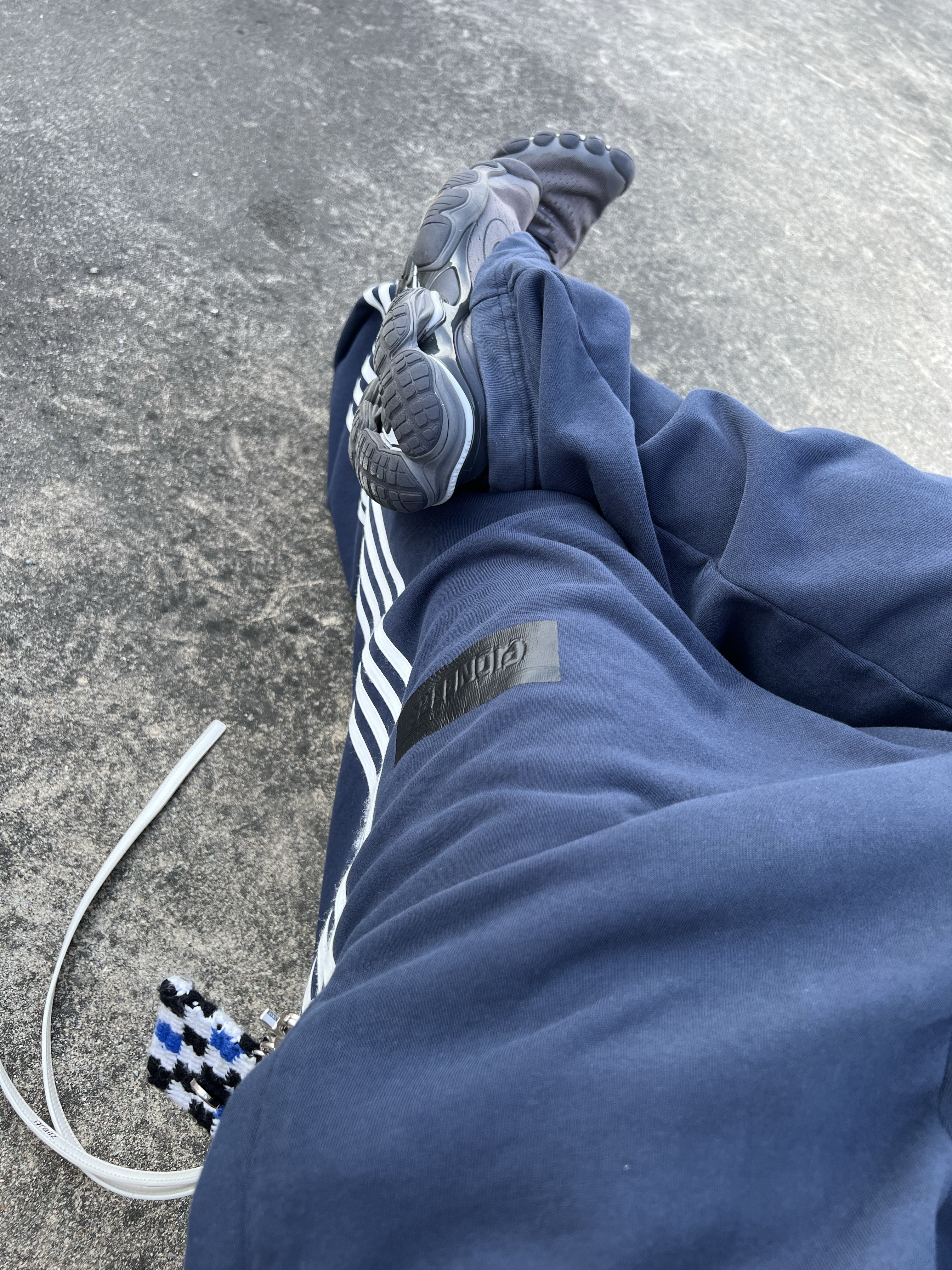 Nonnod Wire Sheer Shirt Navy, Balenciaga Anatomic Runner Sneakers Grey 착용 스타일 - 6