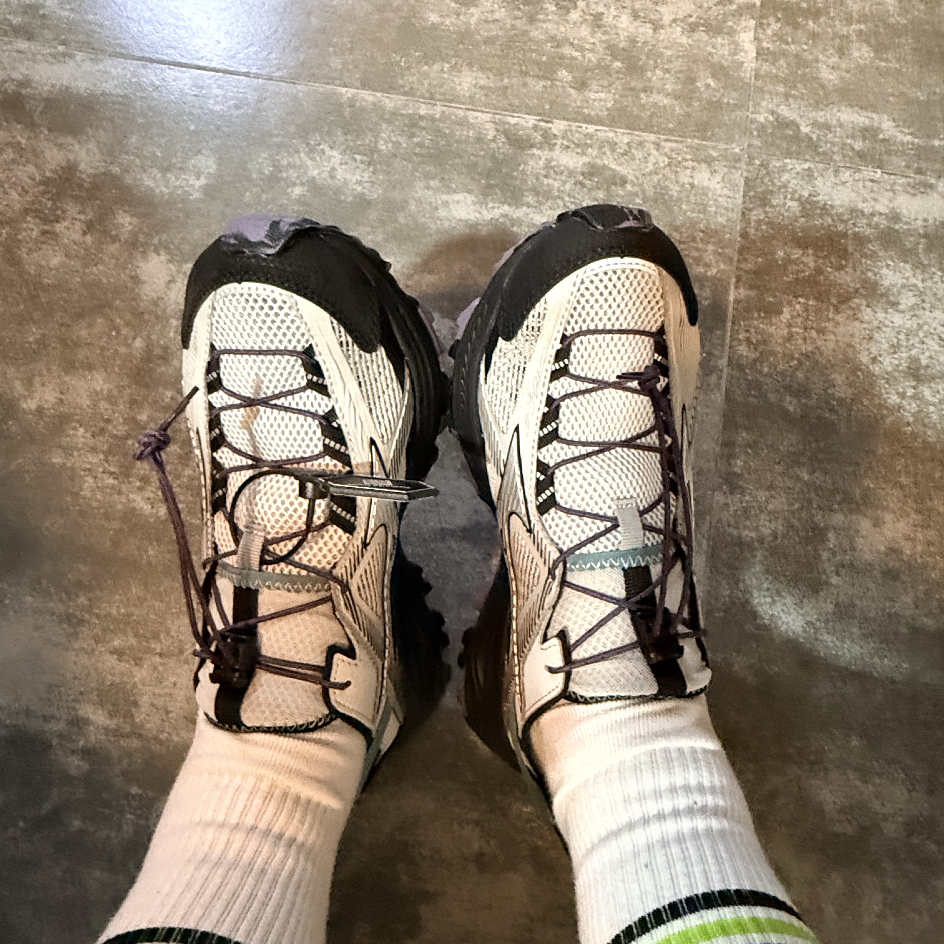 Mizuno Racer Trail SE V2 Gorpcore Silver Black 착용 스타일 - 2