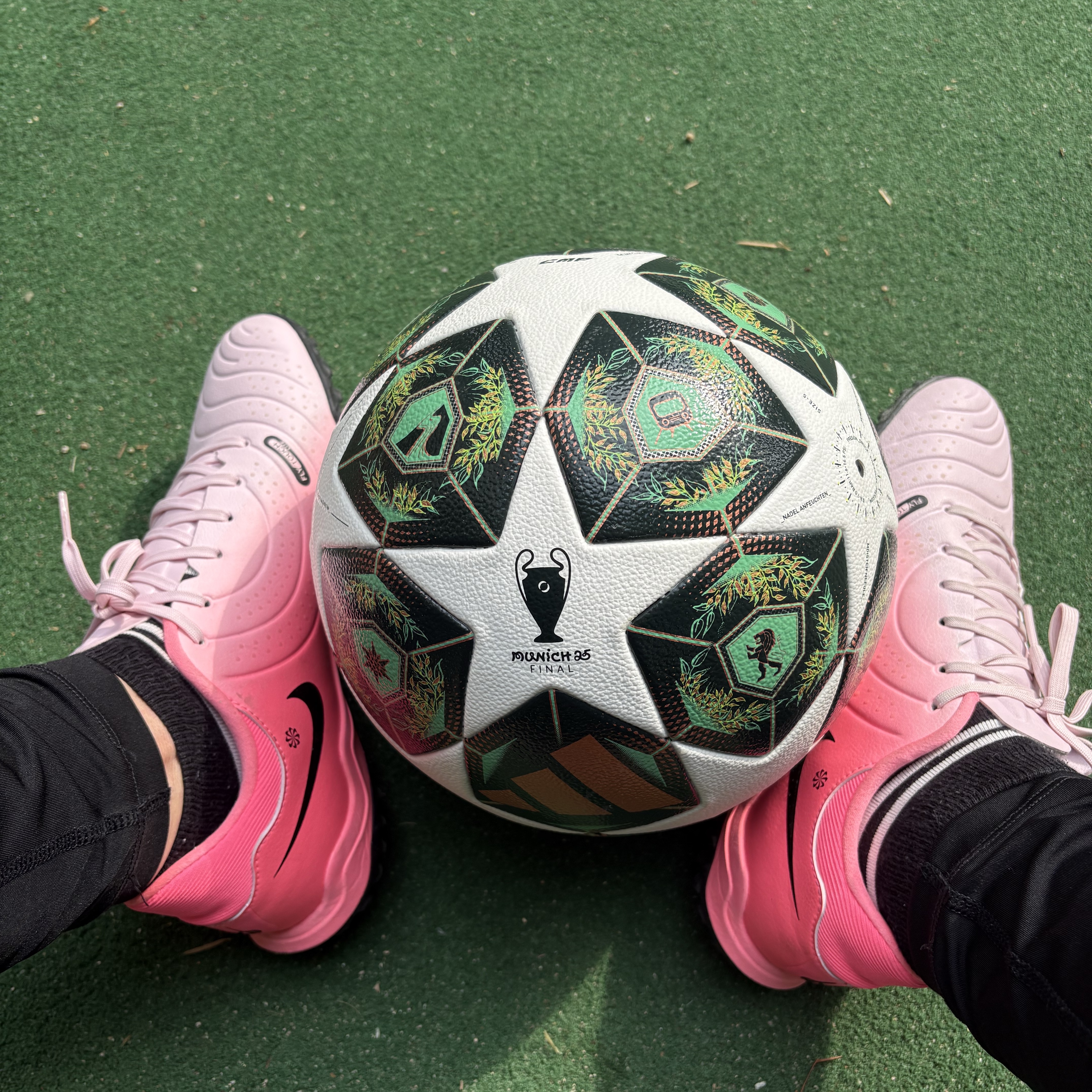 Adidas UCL 24/25 Knockout Stage Ball White Shadow Green 착용 스타일