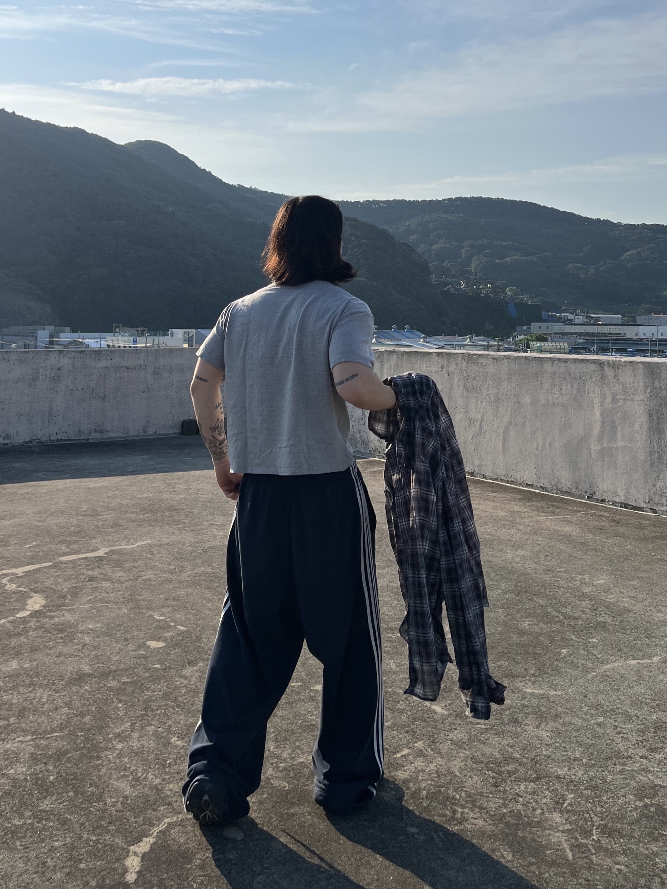 Nonnod Wire Sheer Shirt Navy, Balenciaga Anatomic Runner Sneakers Grey 착용 스타일 - 9