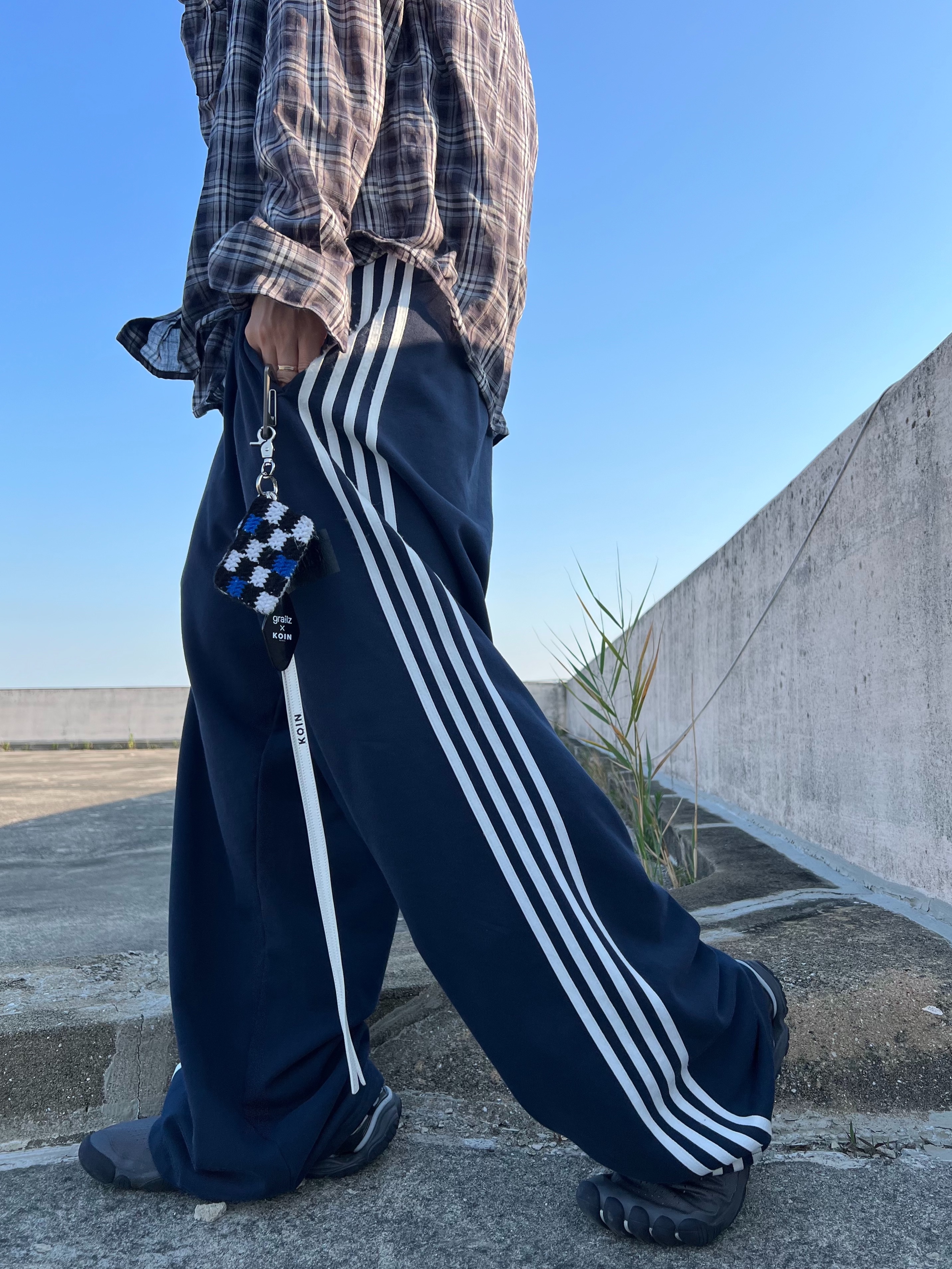 Nonnod Wire Sheer Shirt Navy, Balenciaga Anatomic Runner Sneakers Grey 착용 스타일 - 8