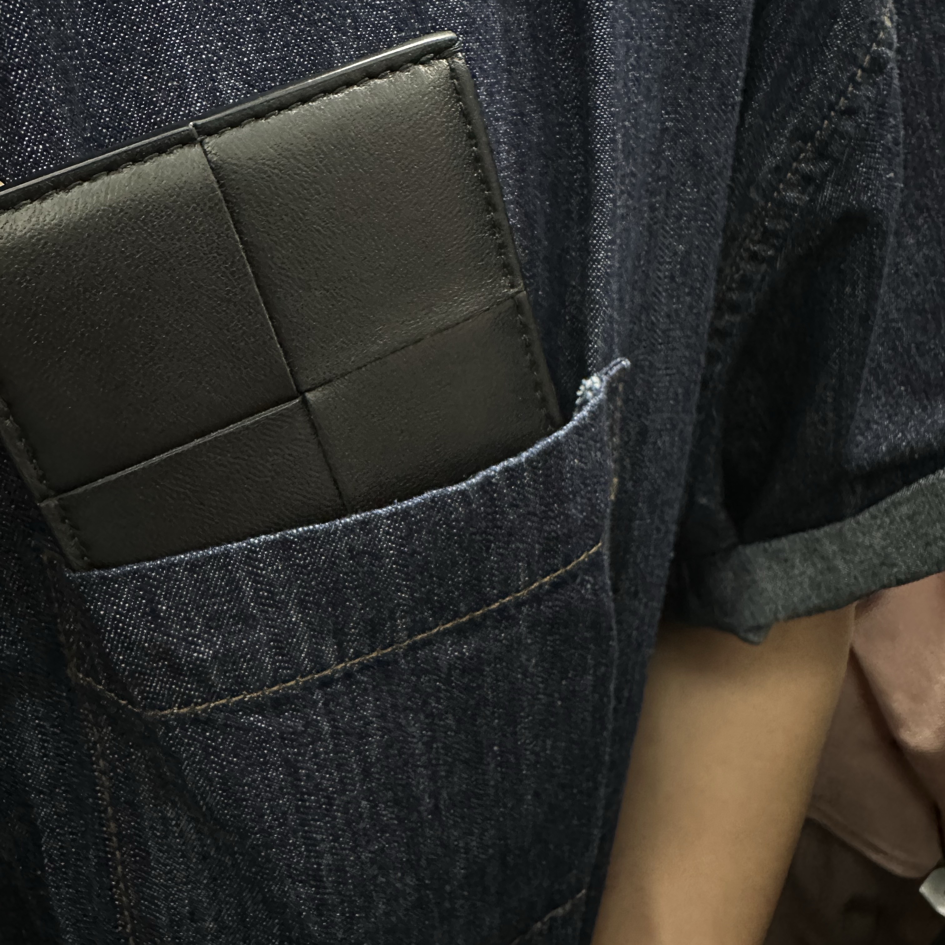 Bottega Veneta Credit Card Case Lambskin & Calfskin Black 착용 스타일