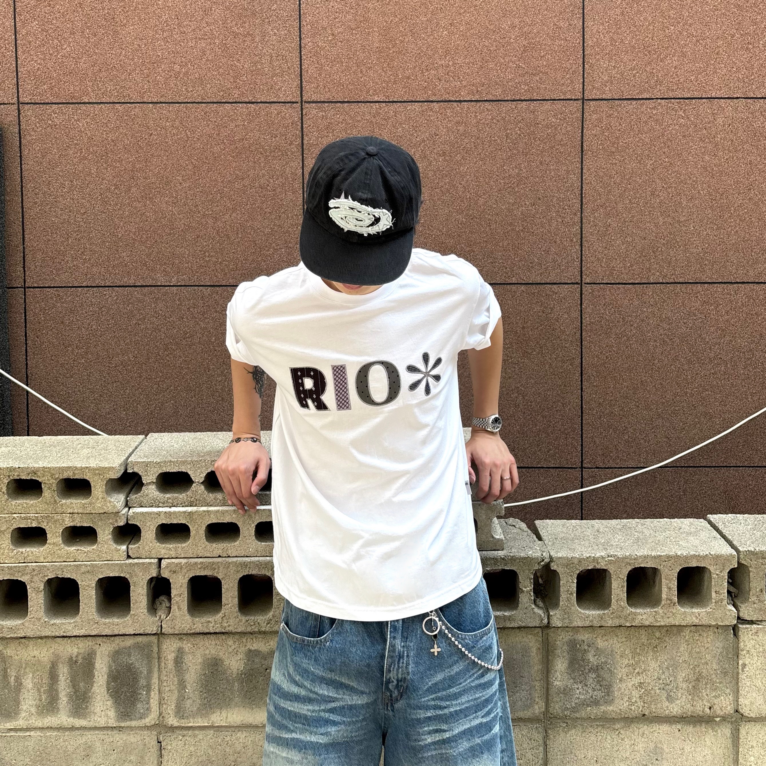 Riomeu Denim Applique Washed Ball Cap Black, Riomeu Check Applique Short Sleeve T-shirt White 착용 스타일 - 5